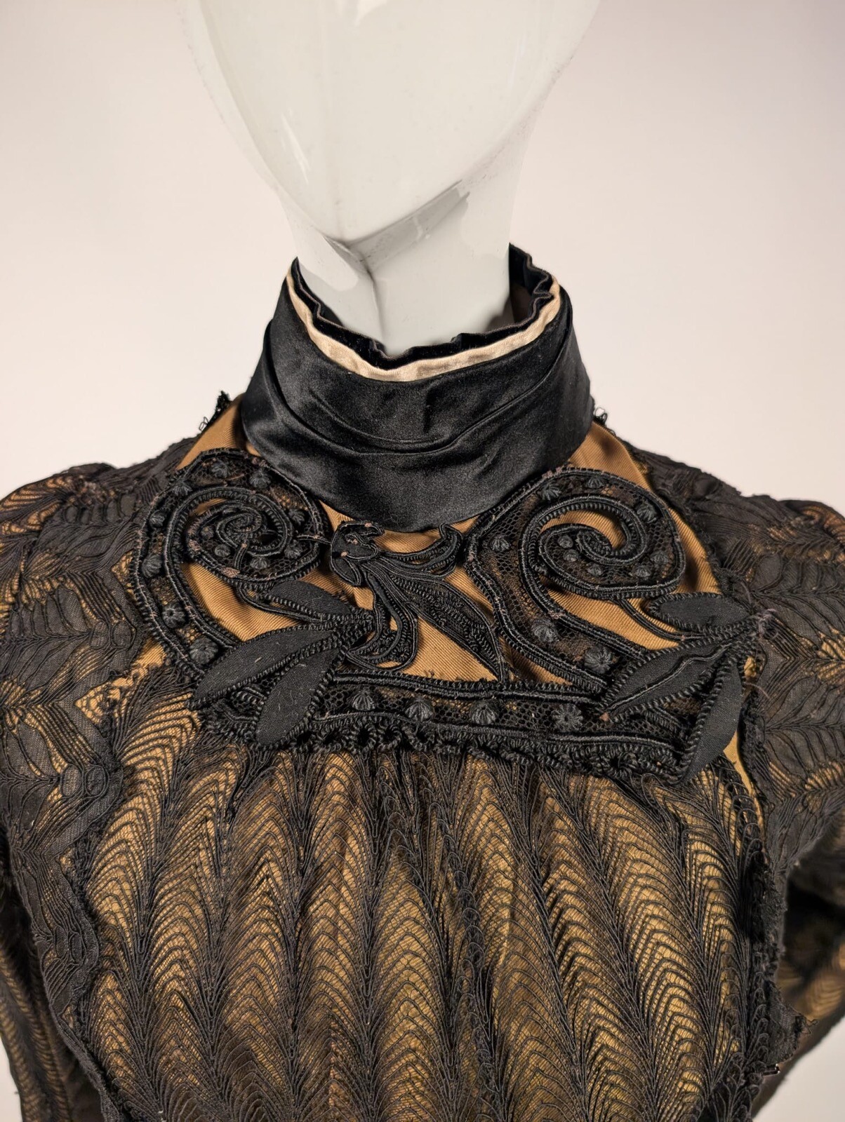 BEAUTIFUL OLIVE GREEN + BLACK LACE VICTORIAN 1890’S BODICE / JACKET