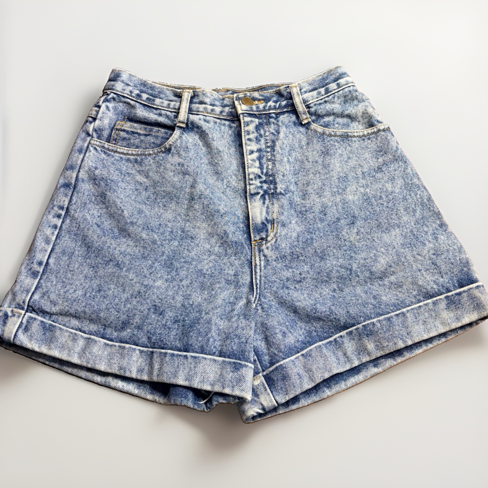 Vintage 80s 90s Women’s High Waisted Denim Light Wash Cuff Shorts Retro Size 9