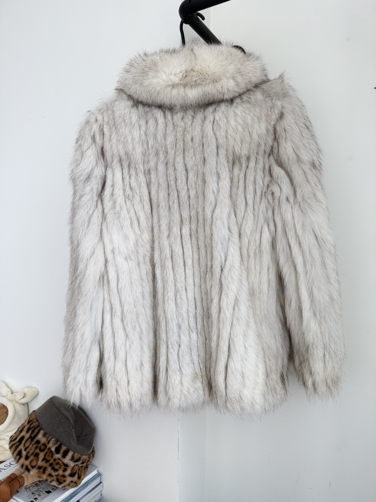 SAGA FOX Women’s Vintage Fox Fur Coat White Light Gray Regular Style Elegant