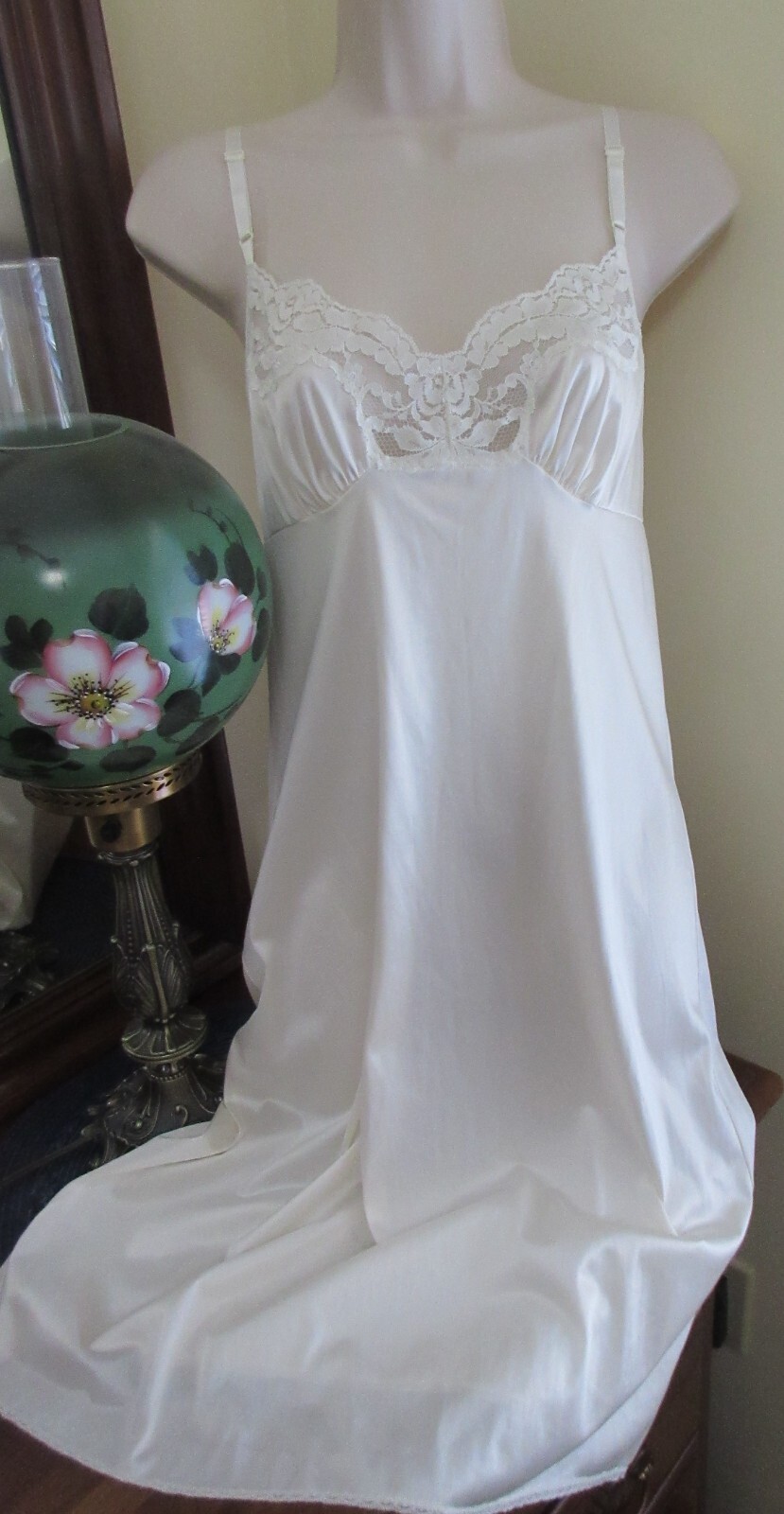 vtg 80s VASSARETTE IVORY NYLON LACE BUST full slip nightgown size 42 bust 46″