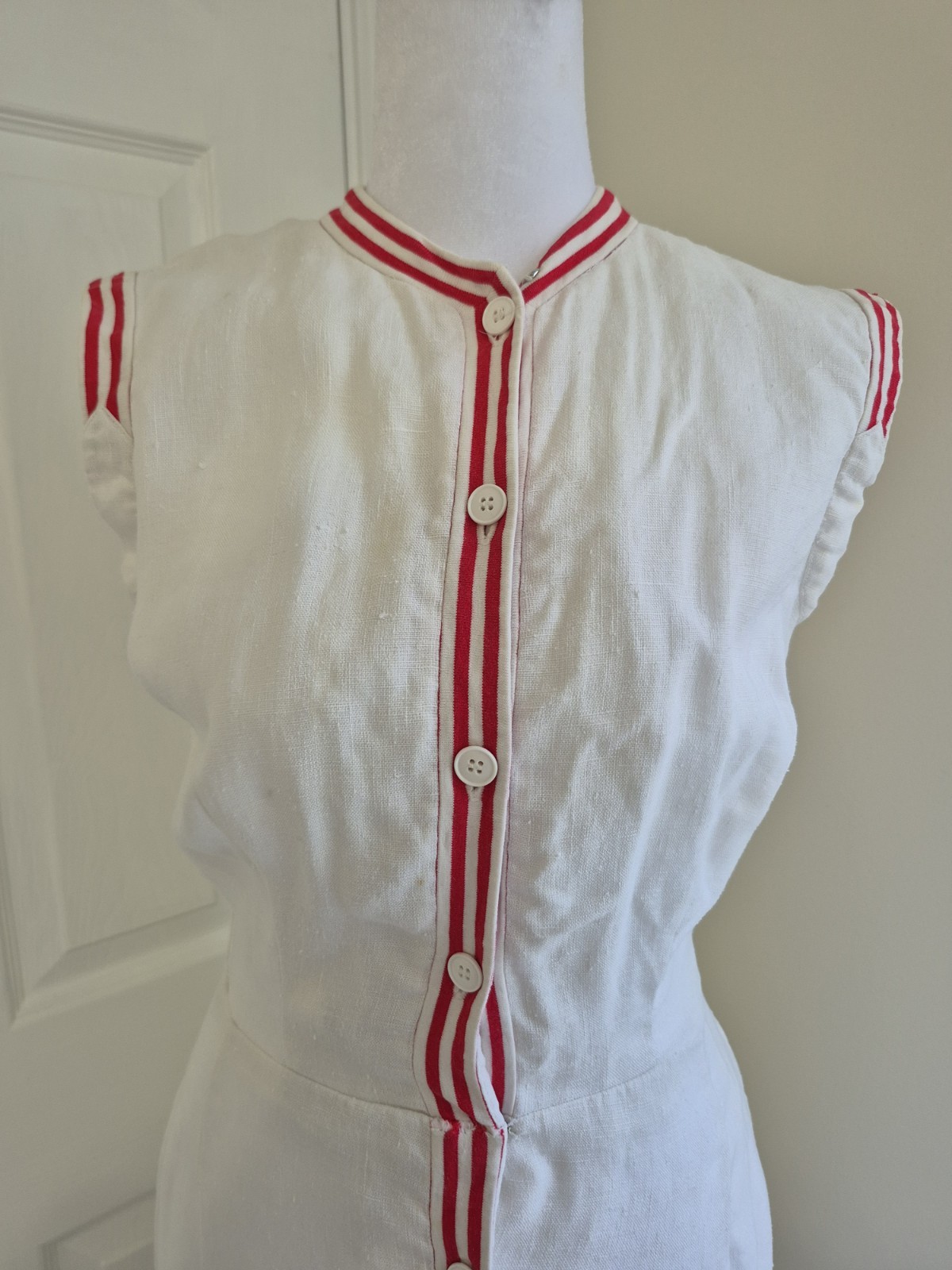 Vintage 40s / 50s White Linen Day Dress – Red Piping Trim & Button-Front – XS/S