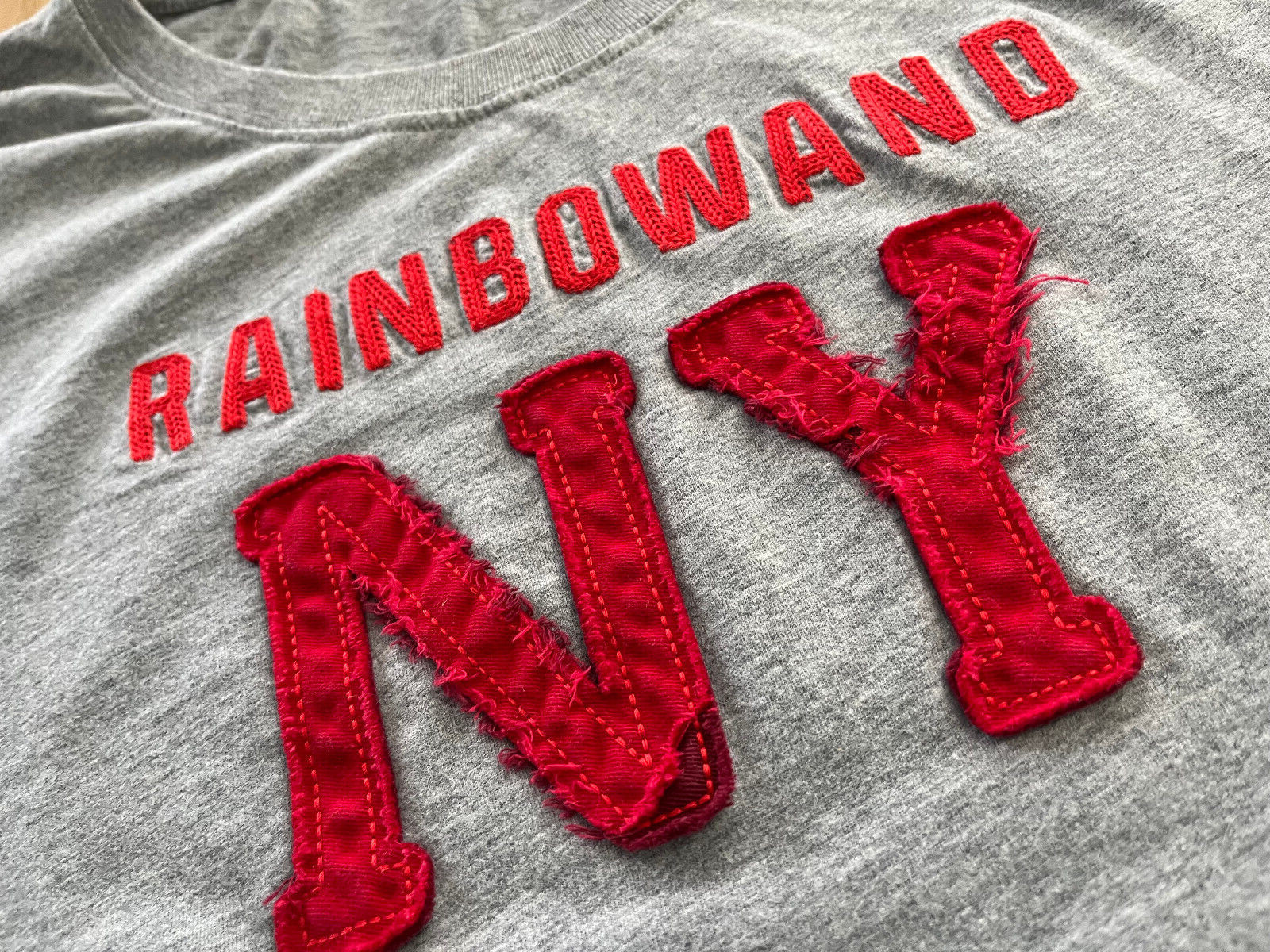 Vintage Rainbow Stitch Rainbow and NY Graphics GRAY Tshirt – Women’s sz XL