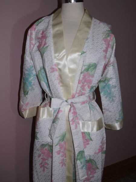 Lovely Vtg SPRING SEASON FLORAL ROBE S Lightweight Crisp Fabric Wrap Around NWOT