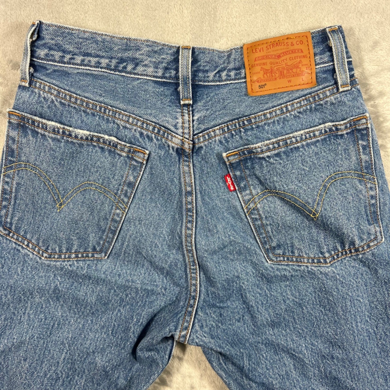 LEVI’S 501 Jeans Womens Size 26×26 Medium Wash Distressed Knee Premium Denim XX