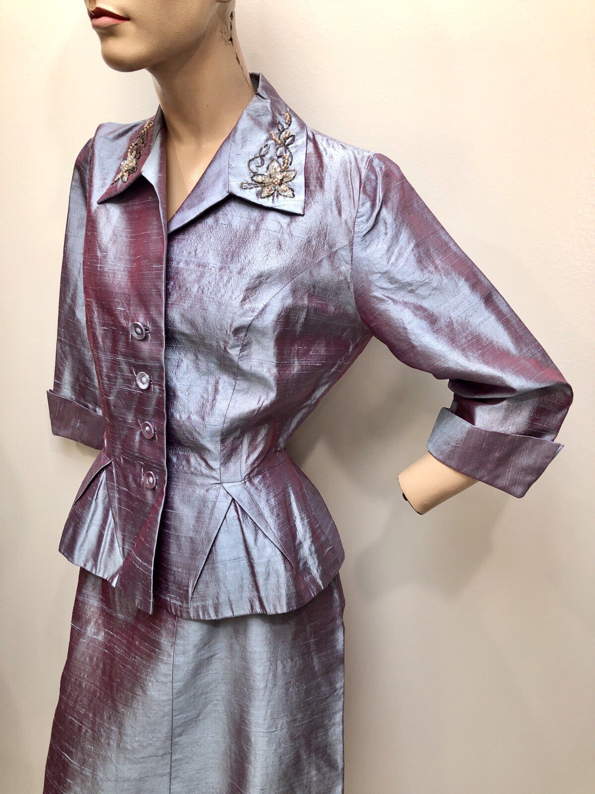 VTG 1950s „NEW LOOK” R&K Original IRIDESCENT LILAC SHARKSKIN Peplum Beaded SUIT