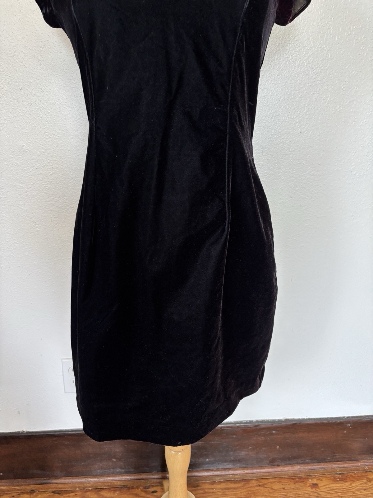 Vintage 90’s de laru Solid Black Bow Back Velvet Short Sleeve Sheath Dress