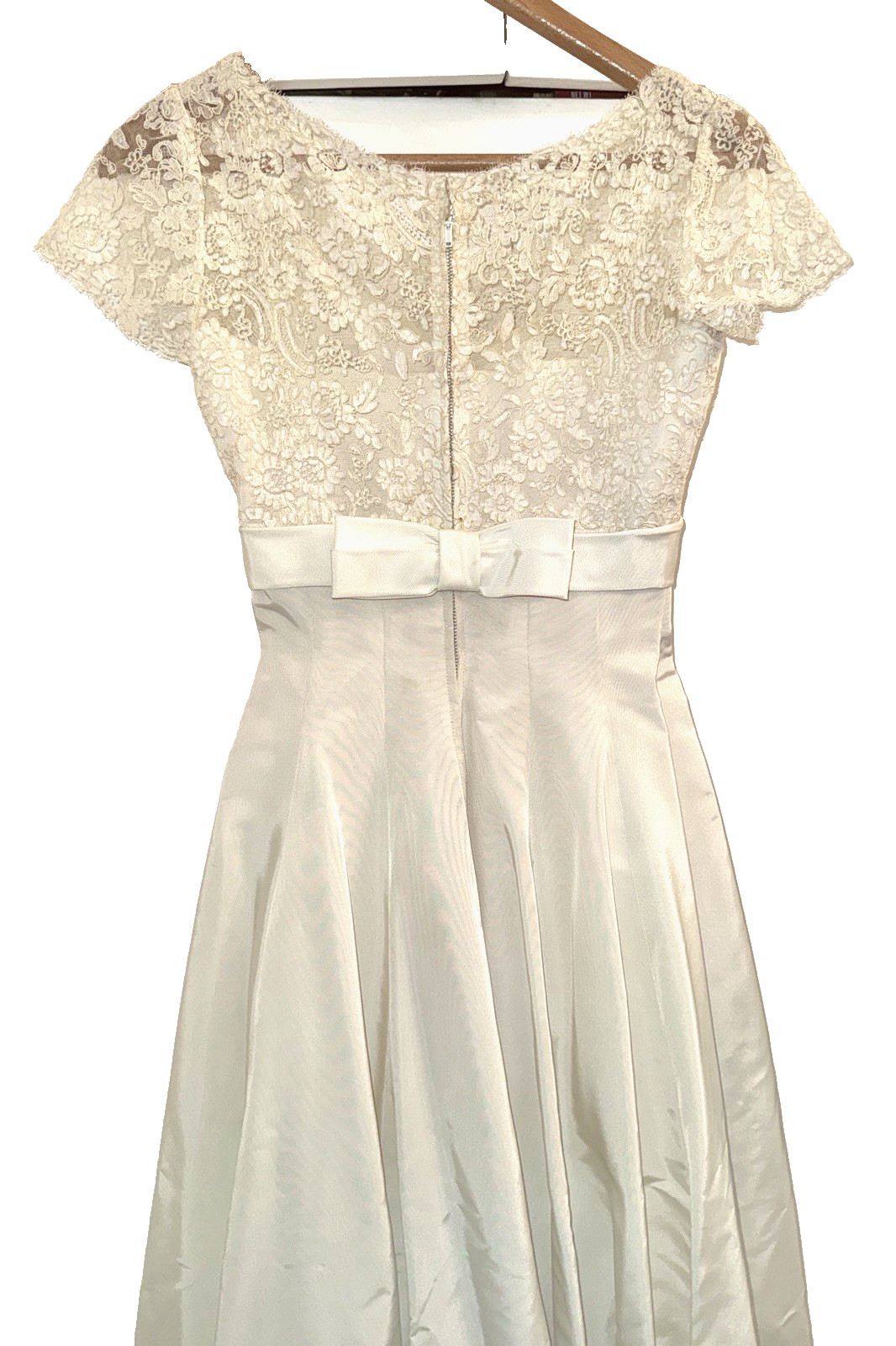 1960s Vtg Chantilly LACE SATIN WEDDING GOWN Petticoat VEIL Sz Small Saks 5th Ave
