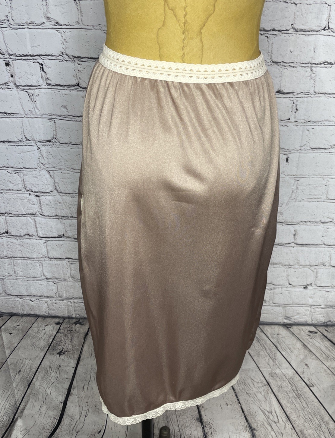 Vintage Mardor Half Slip Mocha Size Medium Lace Trim Slit 100% Nylon Tricot