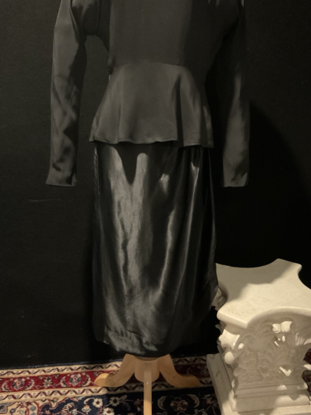 VINTAGE 40s 2 PIECE OUTFIT. SATIN BACKED CREPE. BEAUTIFUL AND TIMELESS