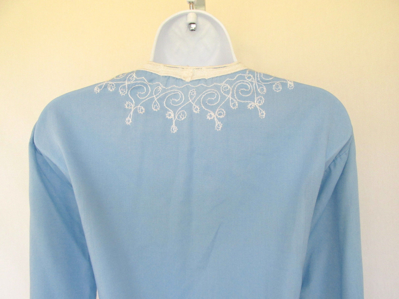 VINTAGE 1960s EMBROIDERED TOP BLUE WHITE FROG BUTTONS POLY COTTON LINEN
