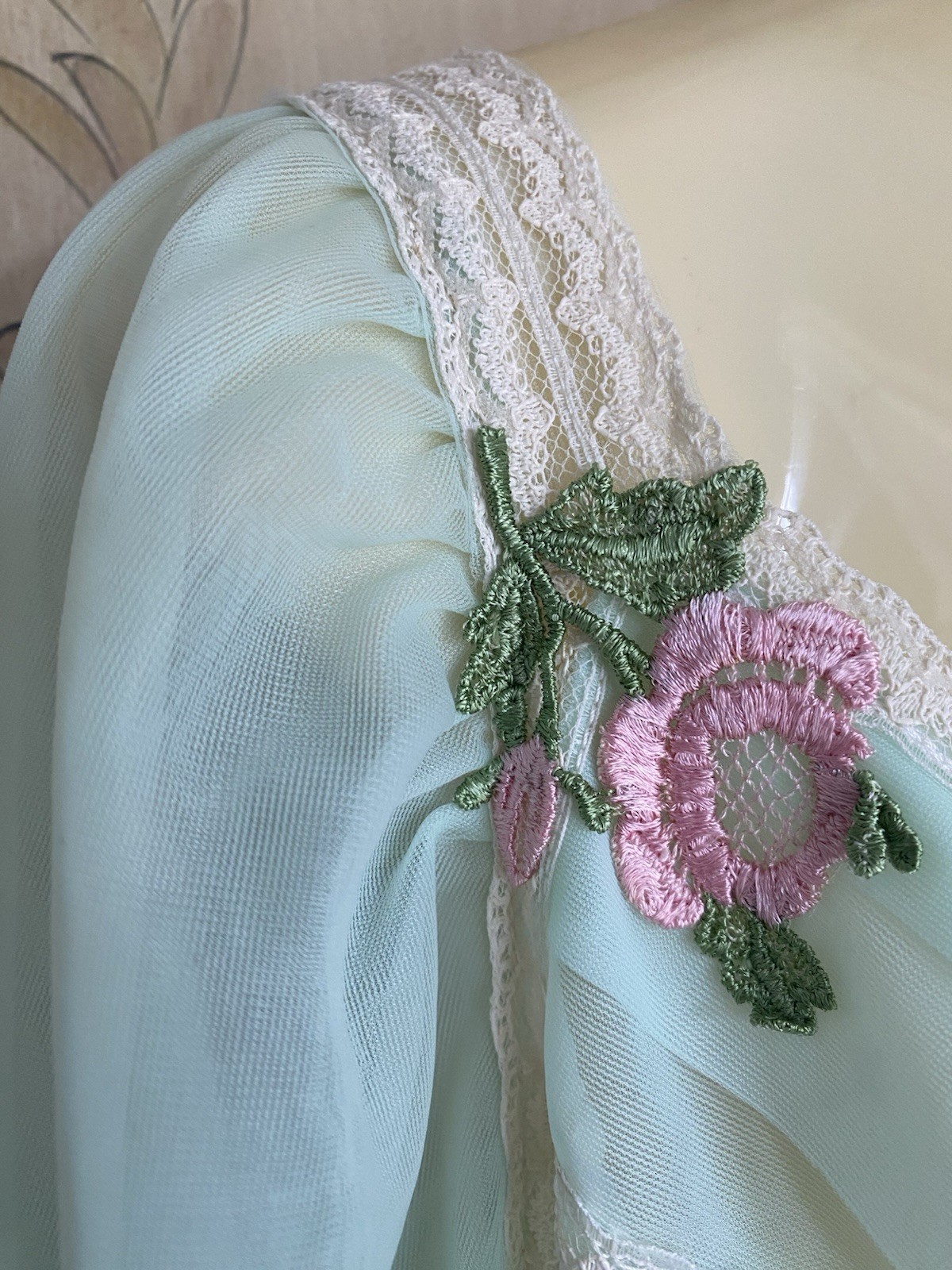 Vtg 1960s to 1970s Slumber Suzy „Dreamwear” peignoir robe Mint Floral Embroidery