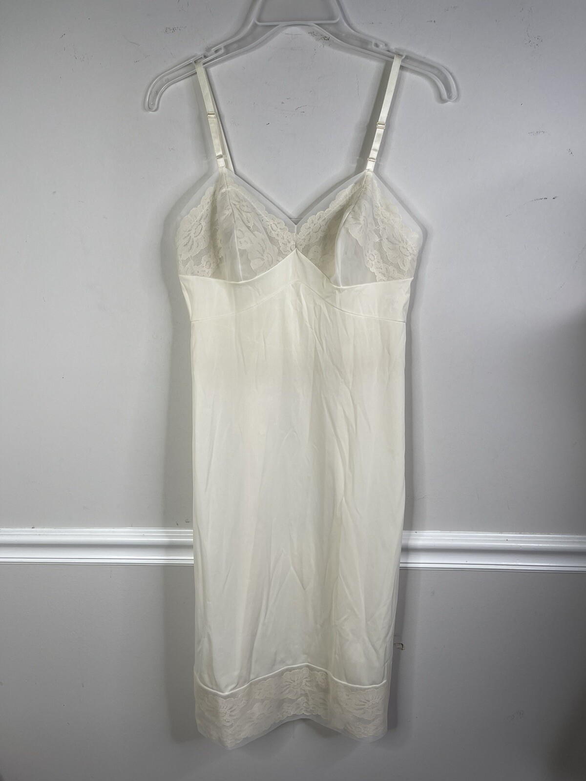 Vintage VANITY FAIR Full Slip Smooth Nylon Chiffon Floral Lace 32 L Gown