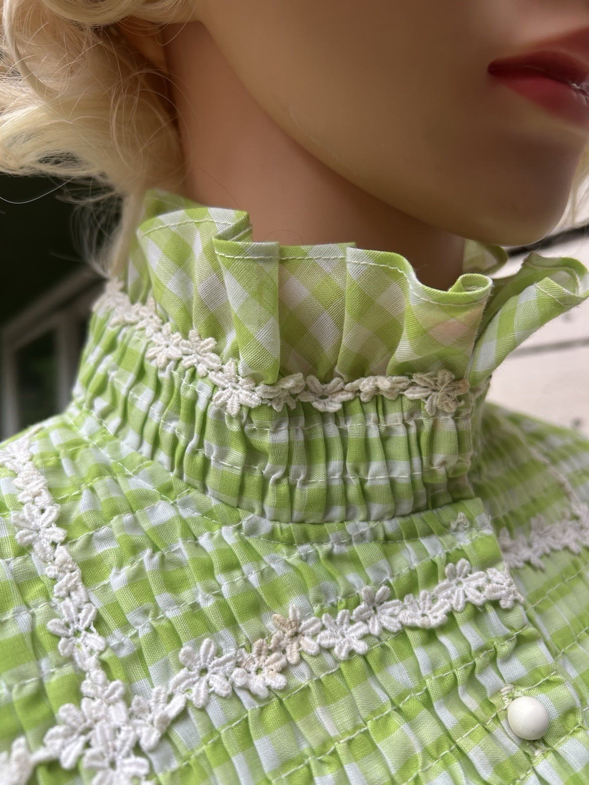 Vintage 1960s Dress Gingham 34w”Smocked Shirt Waist Dress Green Daisys Ruffles