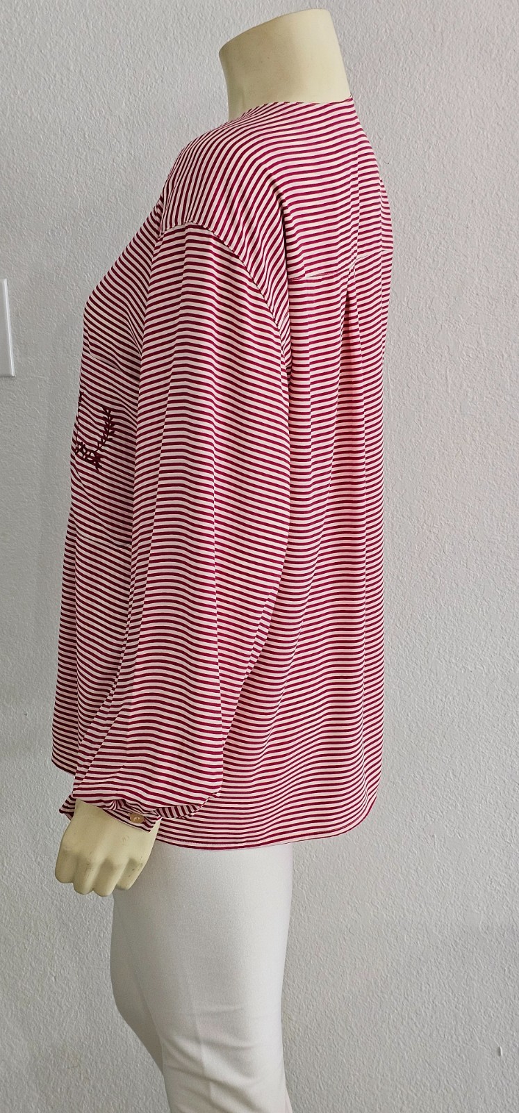 Rare Vintage 80’s and 90′ Jones New York blouse 100% polyester great condition.