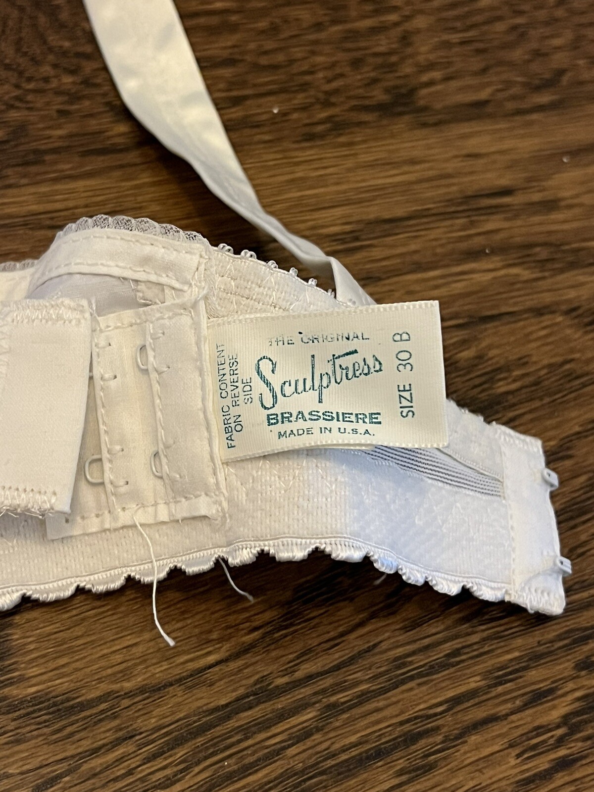 NEW Vintage 1970’s Sculptress White Poly Bra Style 522 w/Attached Banderin 30B