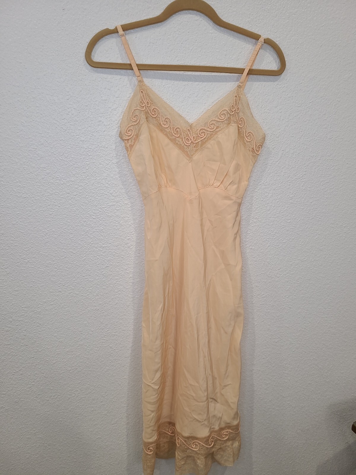 Vintage 1940s 50s Slip, Rockabilly Nightwear Nightie, soft peachy cream medium