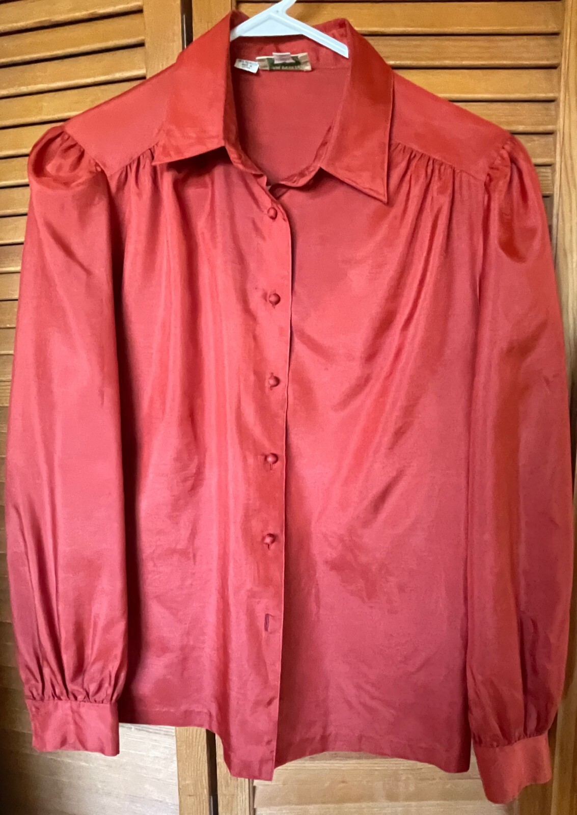 VINTAGE „SILKHANA LADY MANHATTTAN” WOMEN’S 12 (40″ BUST) RUST COLOR BLOUSE, EUC