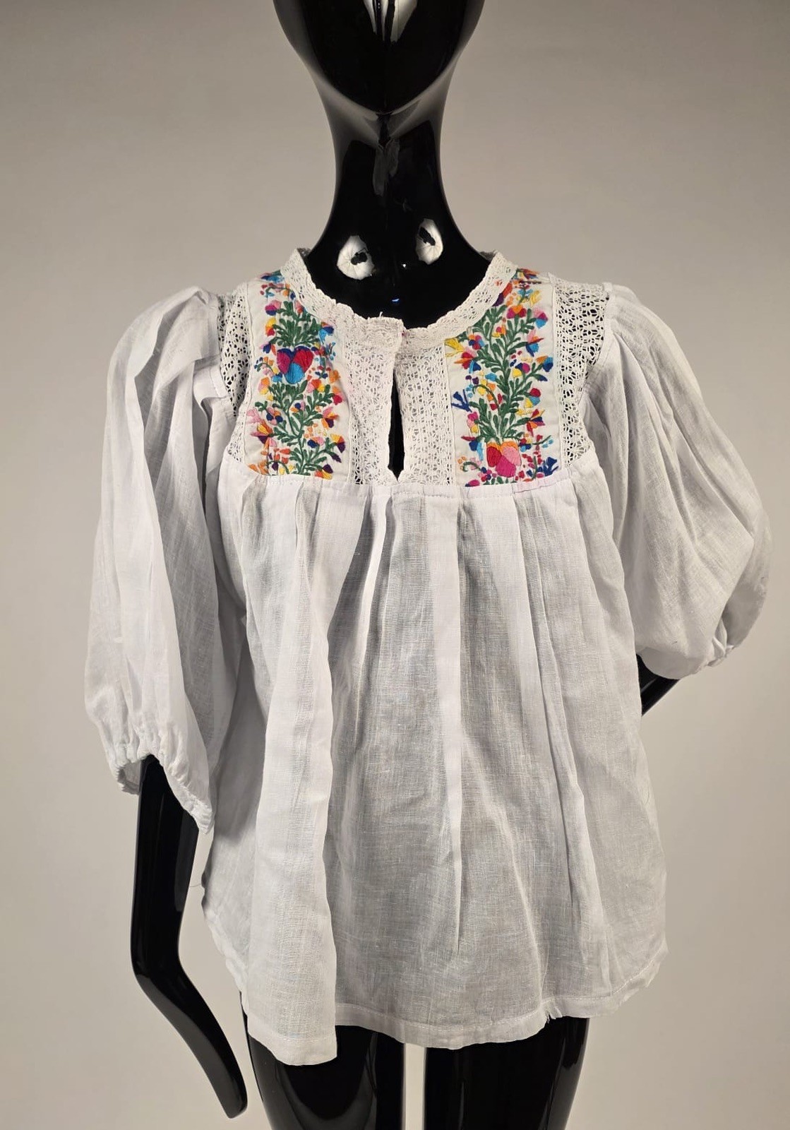 BEAUTIFUL VINTAGE 1970’S WHITE MUSLIN BLOUSE W HAND EMBROIDERY + PUFF SLEEVES