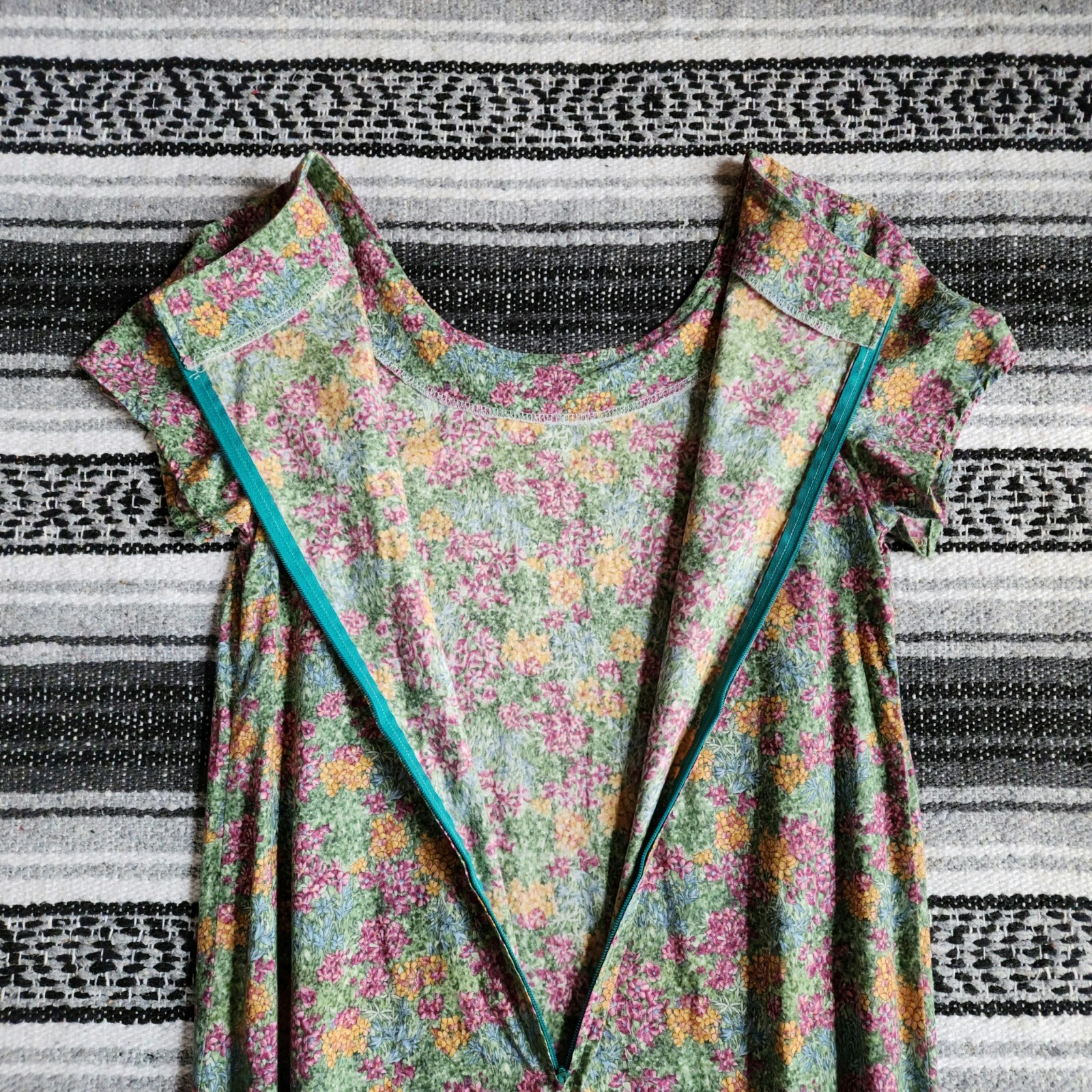Vtg Unbranded Sz S/M Below Knee Midi Short Sleeve Shift Tent Dress Floral Print