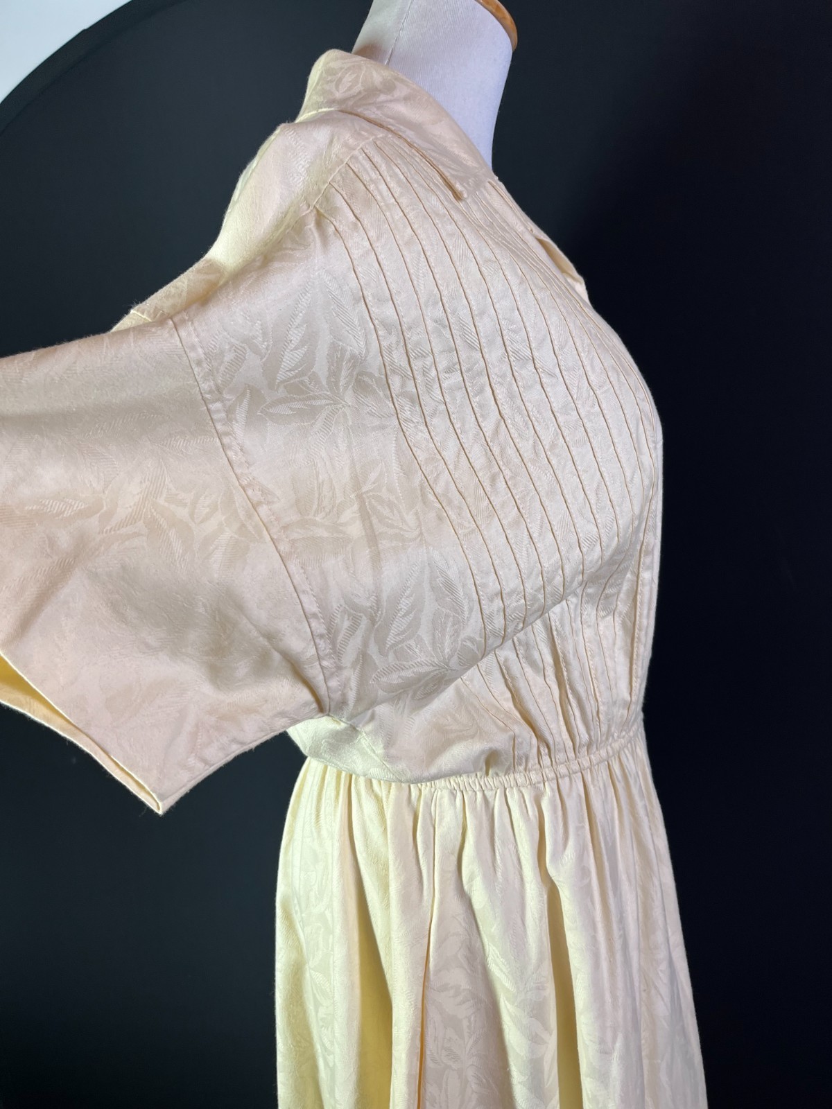 Vintage 1980s Leslie Fay Size 10? Cream Short Sleeve Shirtdress Pockets