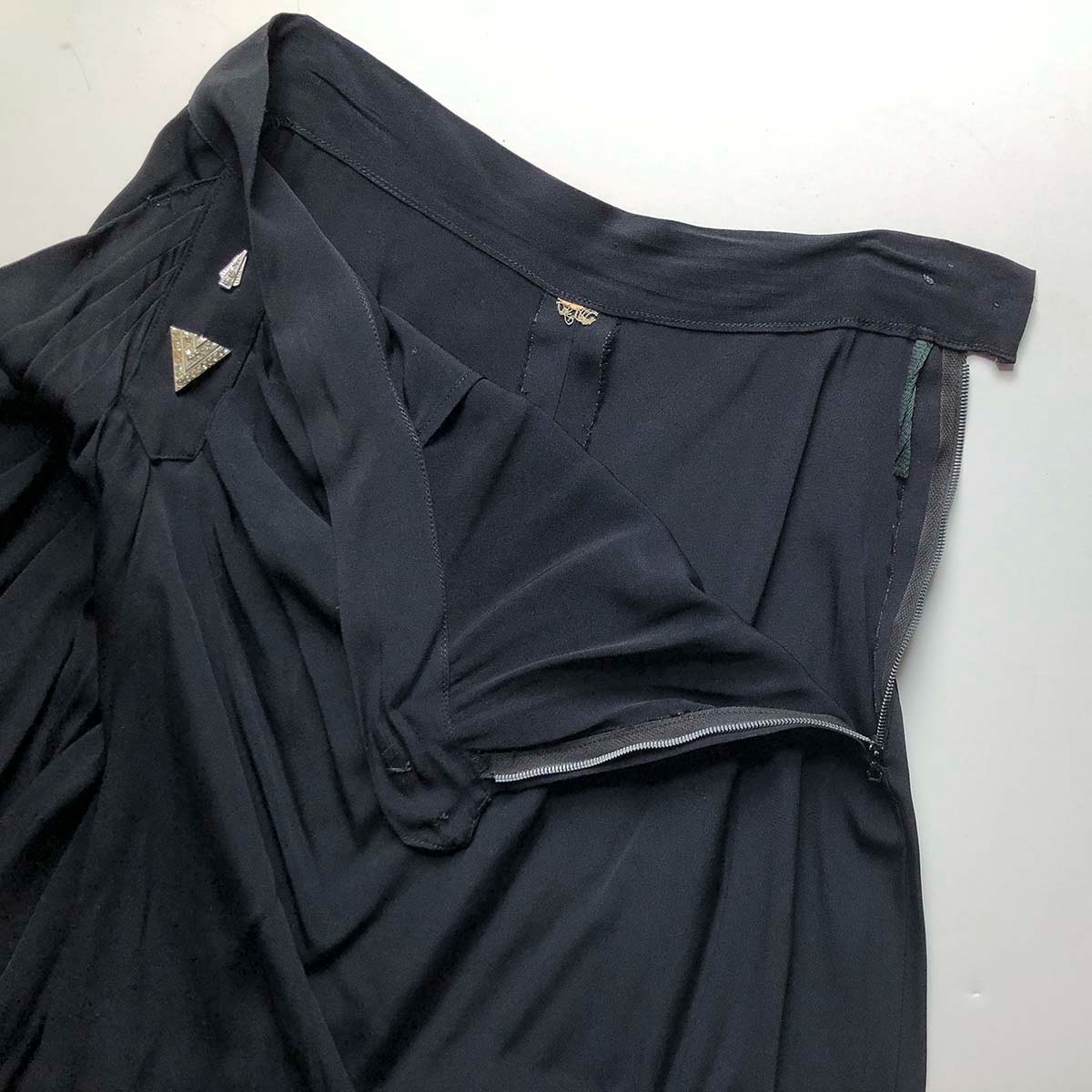 Vintage elegant 30s – 40s Black Rayon Crepe Wrap Sarong Skirt w/pin waist 27