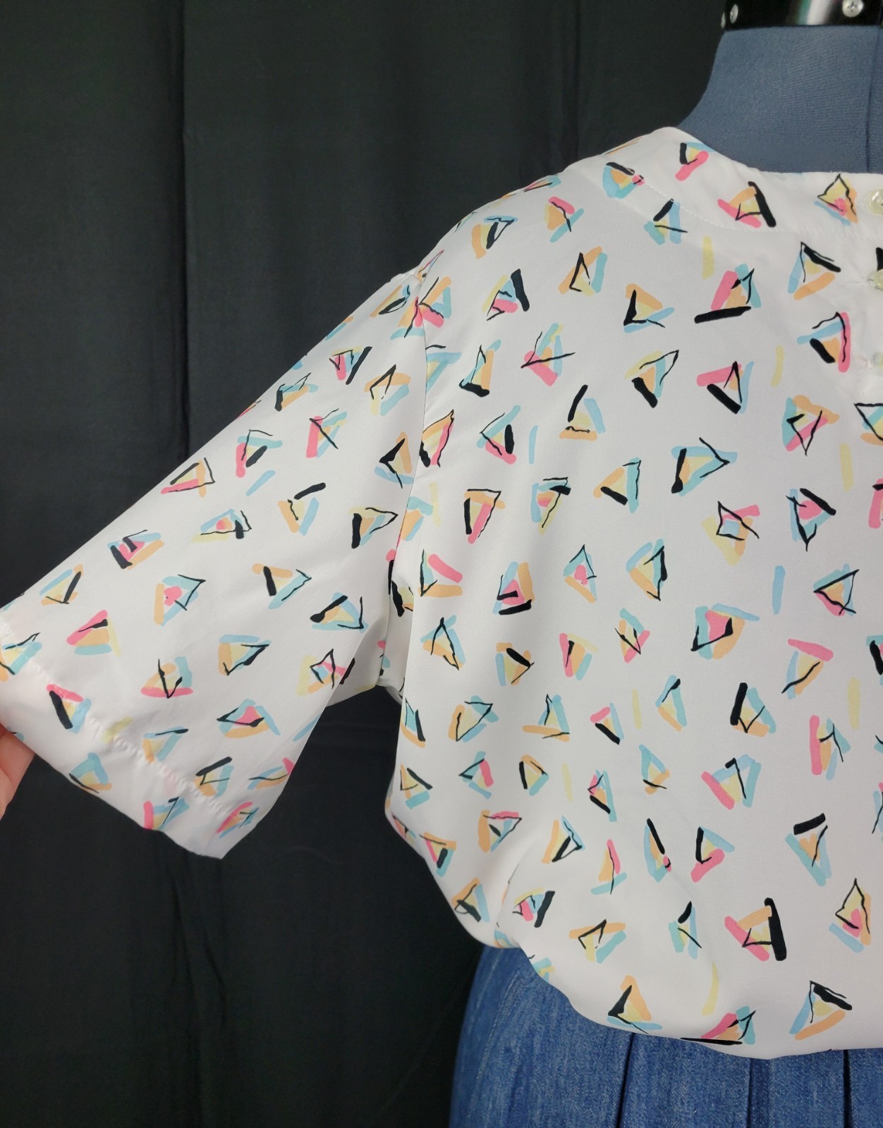 Vintage Alicia S/S Collarless White Blouse w Pastel Triangle Print Size 18