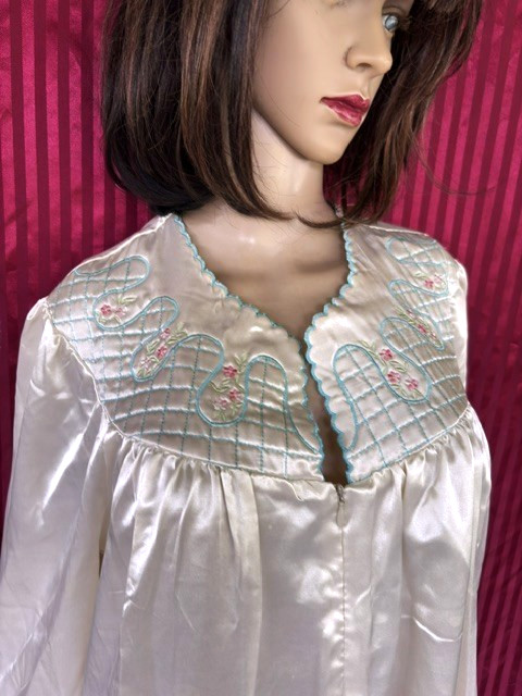 VTG IT’S A CHARM IVORY SATIN LOUNGEWEAR NIGHTGOWN SZ M