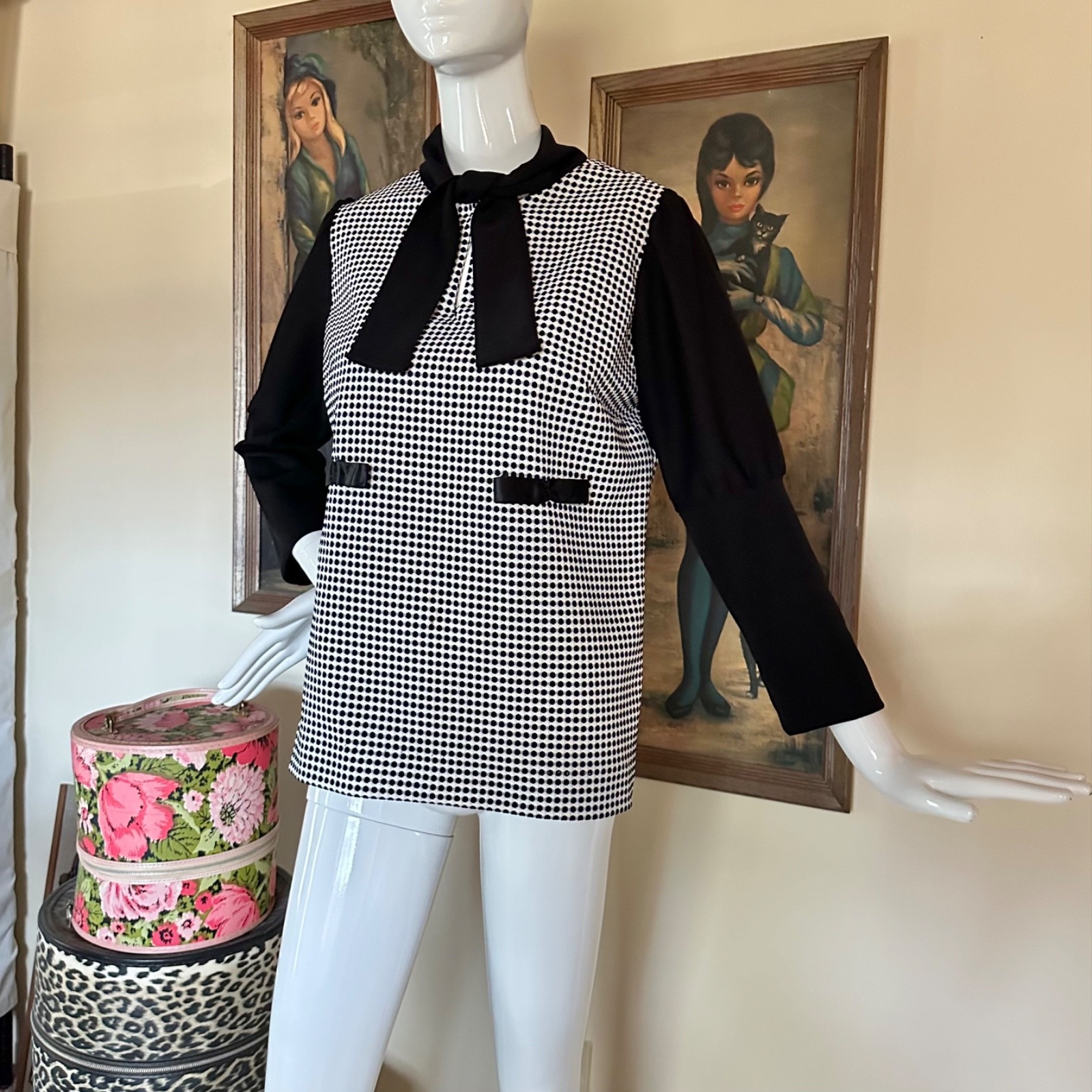 Vintage 70s Mod MAude B&W Graph Polka Dot Pussy Bow Necktie Blouse Top XL