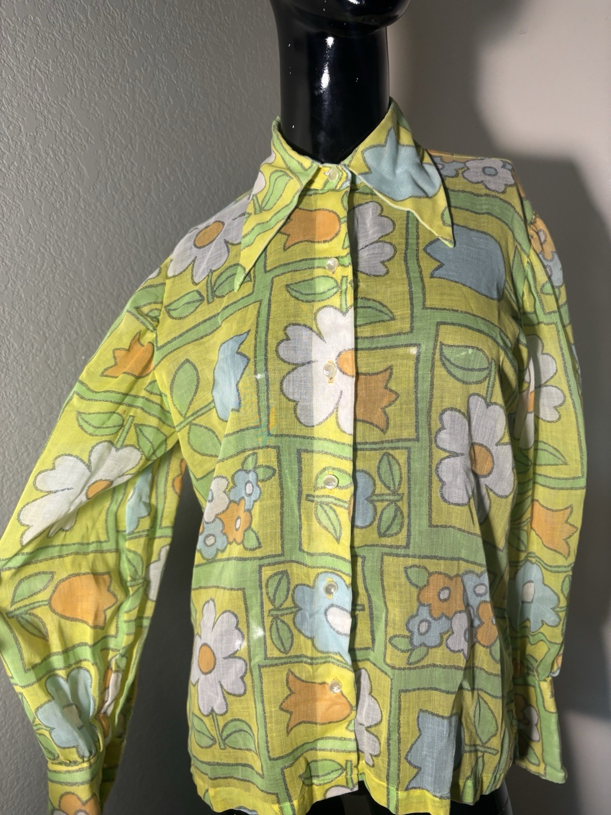 1970’s Colorful Floral Button Up Dress Shirt Daggar Collar