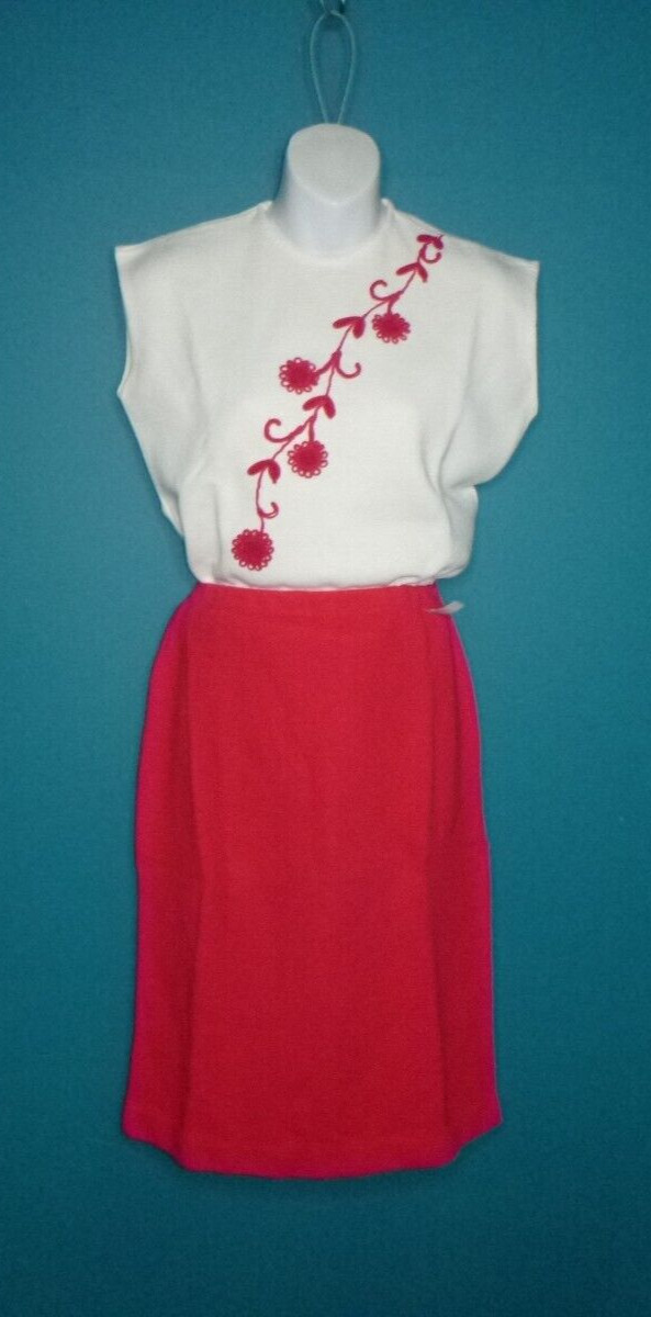 NOS Vtg 70s Sweater Knit Skirt & Top Magenta Off White Embroidered Flowers Sz M