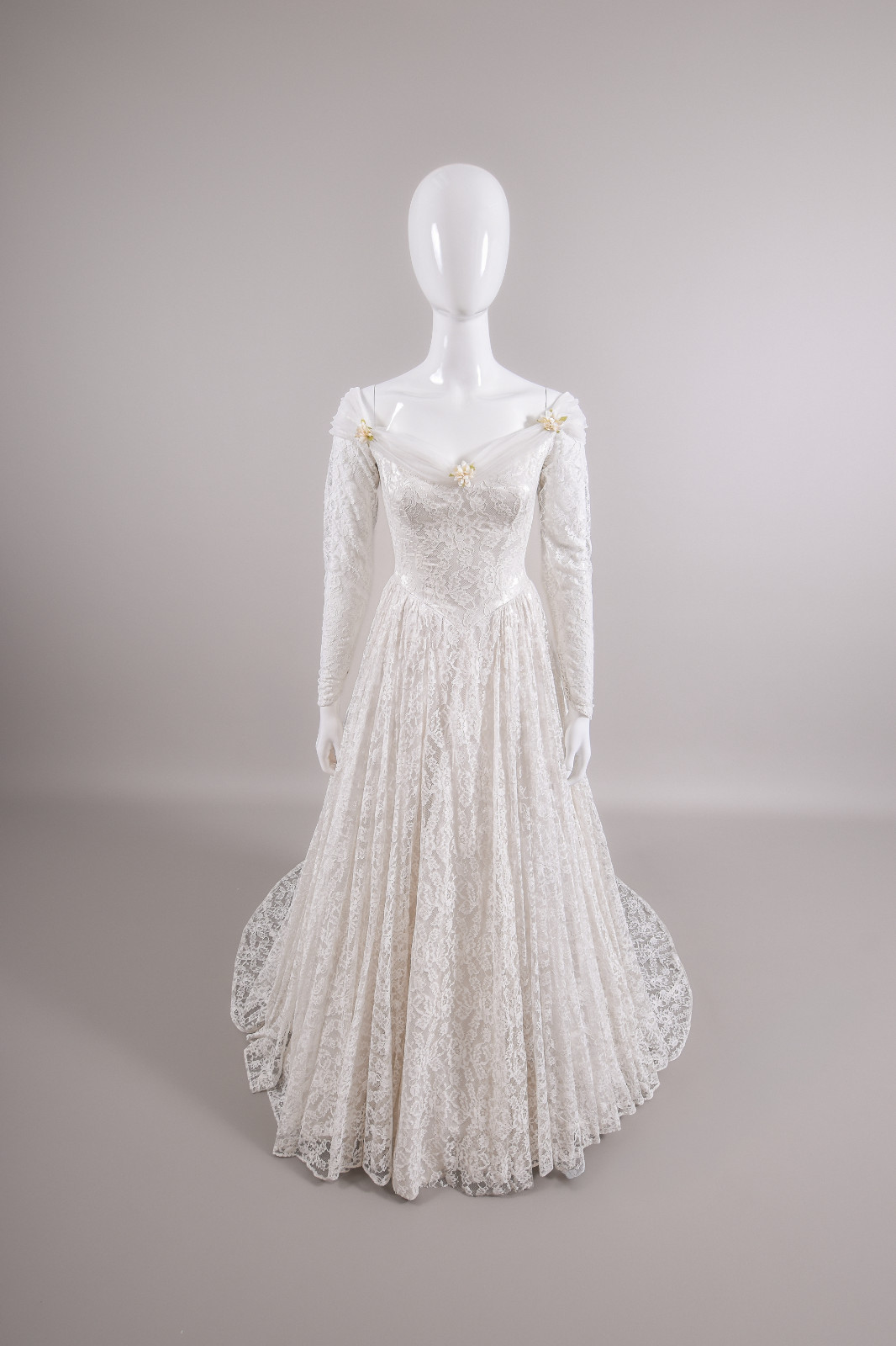 1950s Reimagined Lace Wedding Dress w/Silk Flowers and Trailing Train size 4/6
