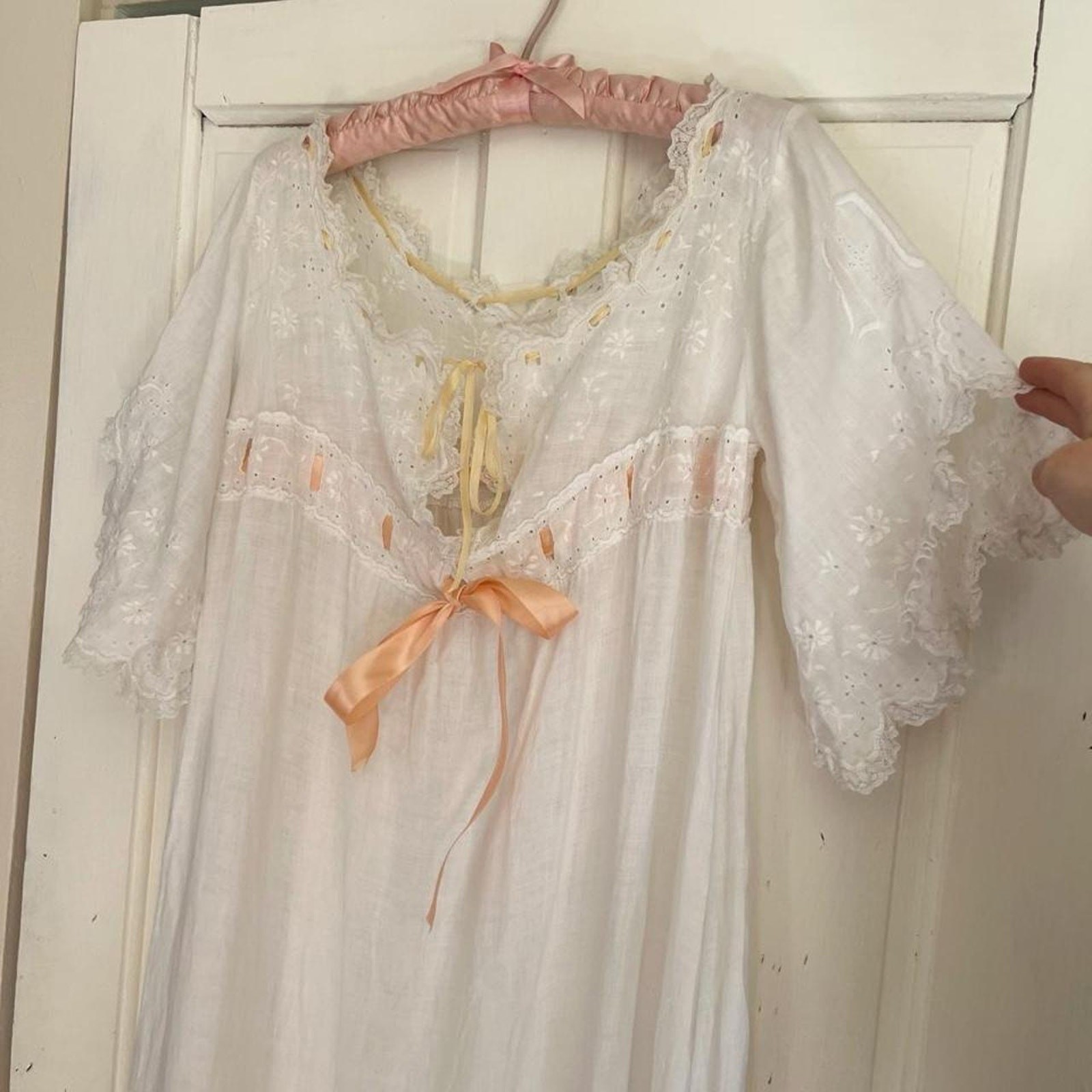 Antique Victorian French Linen Floral Embroidery Lace Ribbon „M” Nightgown XS/S