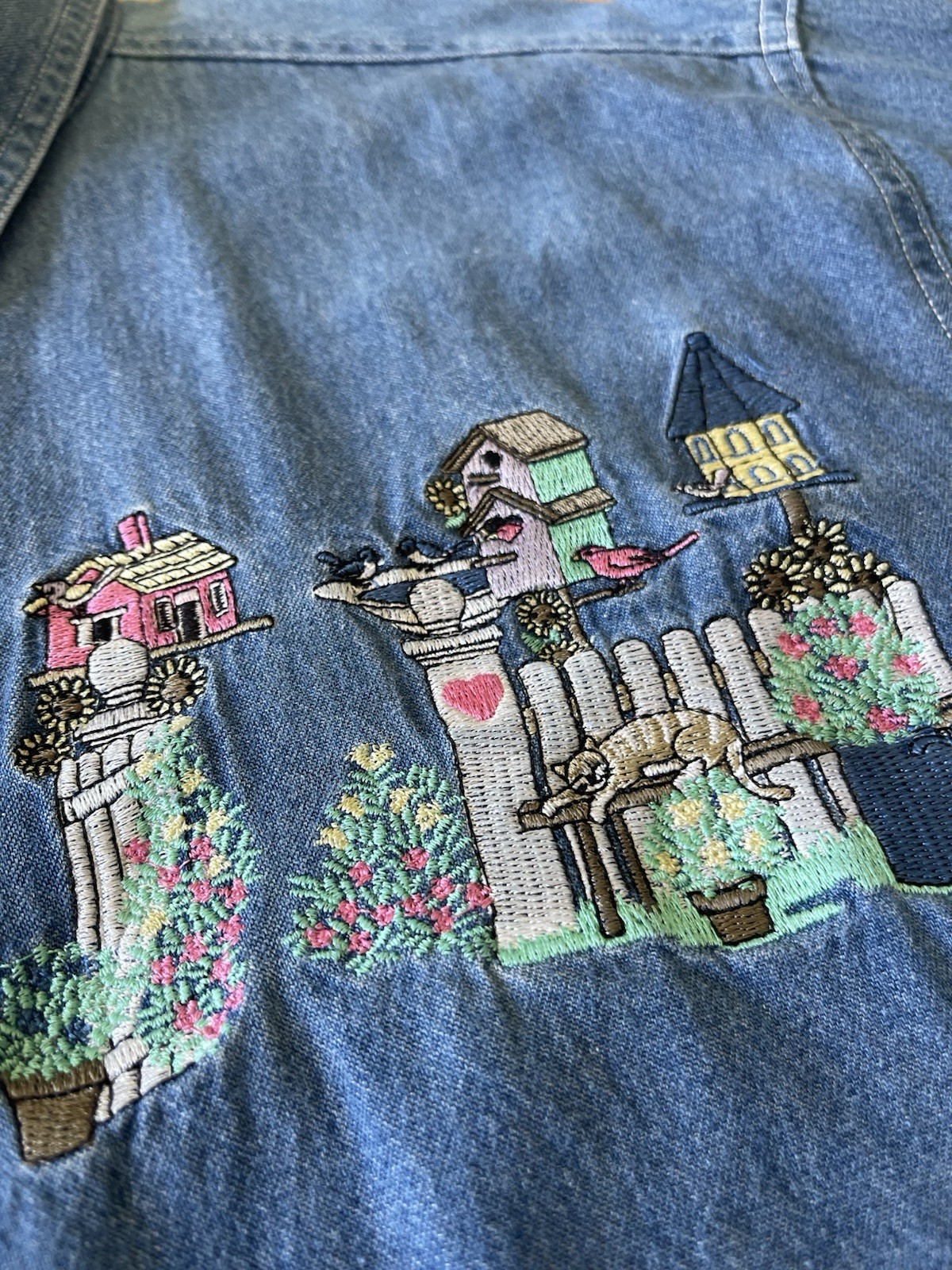 Vintage 90s Quizz Woman Birdhouses Birds Embroidered Denim Button Shirt Large