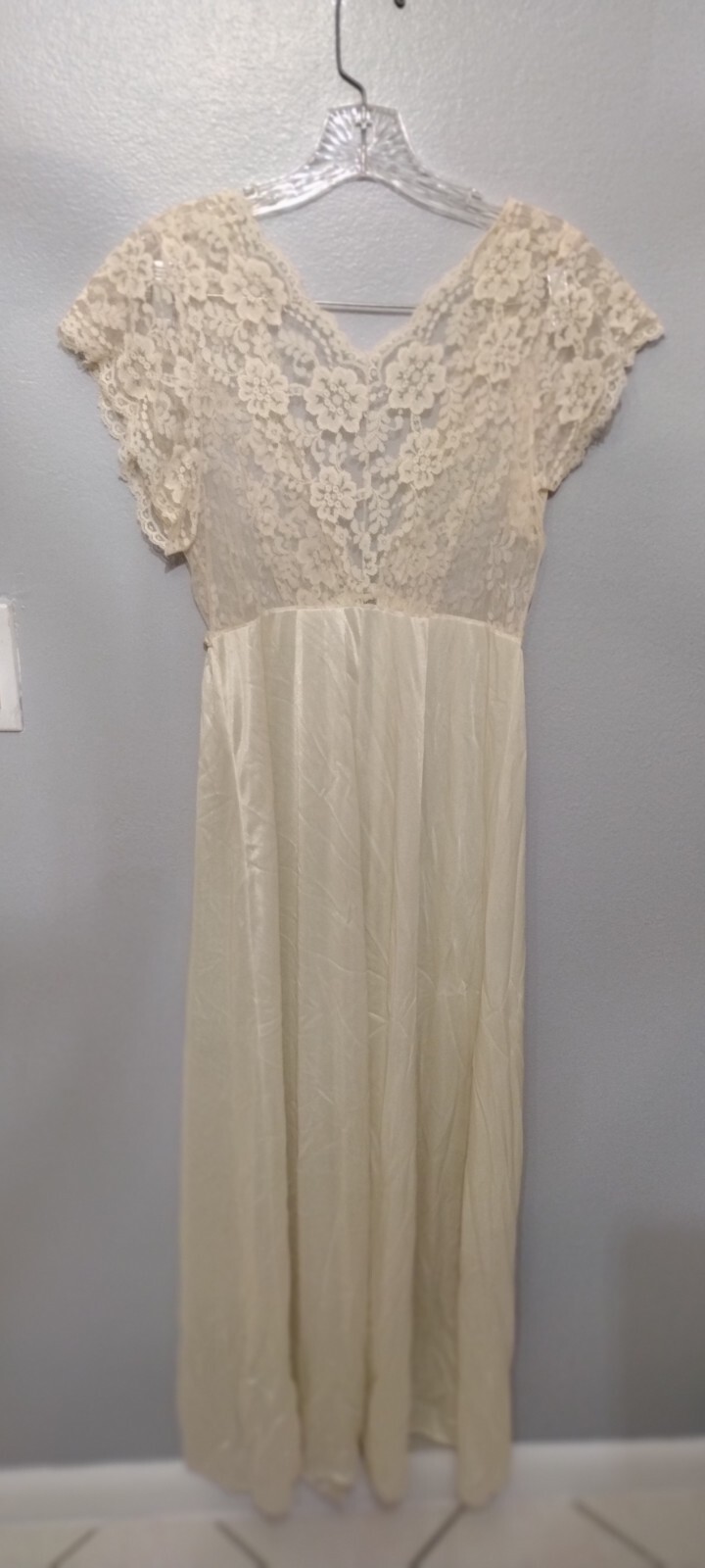 Vintage womens Robe Size L Large Lace Creme Beige Union Tag Costume
