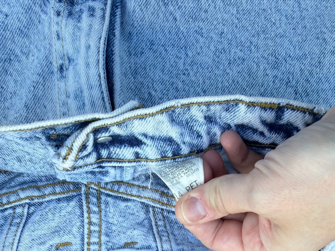 90s Vintage Lee Jeans 28×26 Femme High Waisted Contrast Trim Light Wash Mom Jean