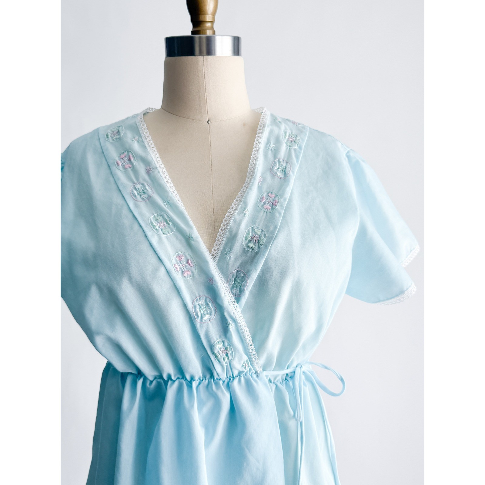 Glencraft Lingerie Vintage Wrap Robe Floral Embroidery Lace Medium Blue ILGWU