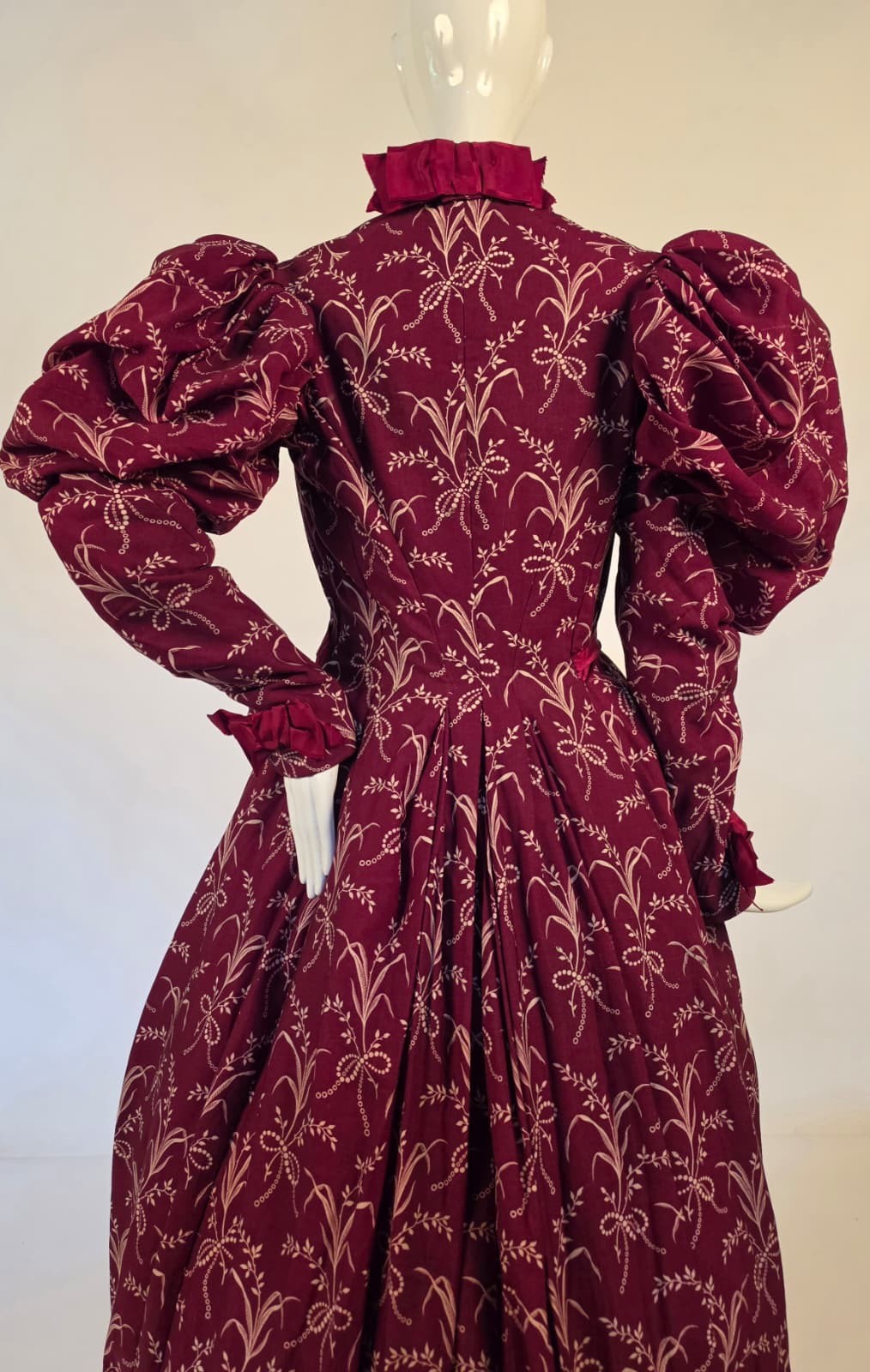 VICTORIAN 1890’S PUFF SLEEVE BUSTLE BACK DRESS W FLORAL BOUQUET PRINT 