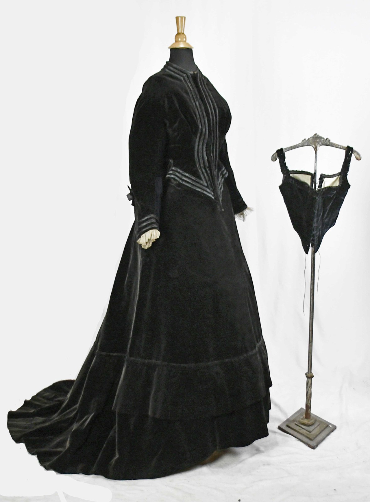 VICTORIAN TRAINED VISITING DRESS, 3 PC VELVET OUTFIT, 1880s, MUSEUM DEACCESSION