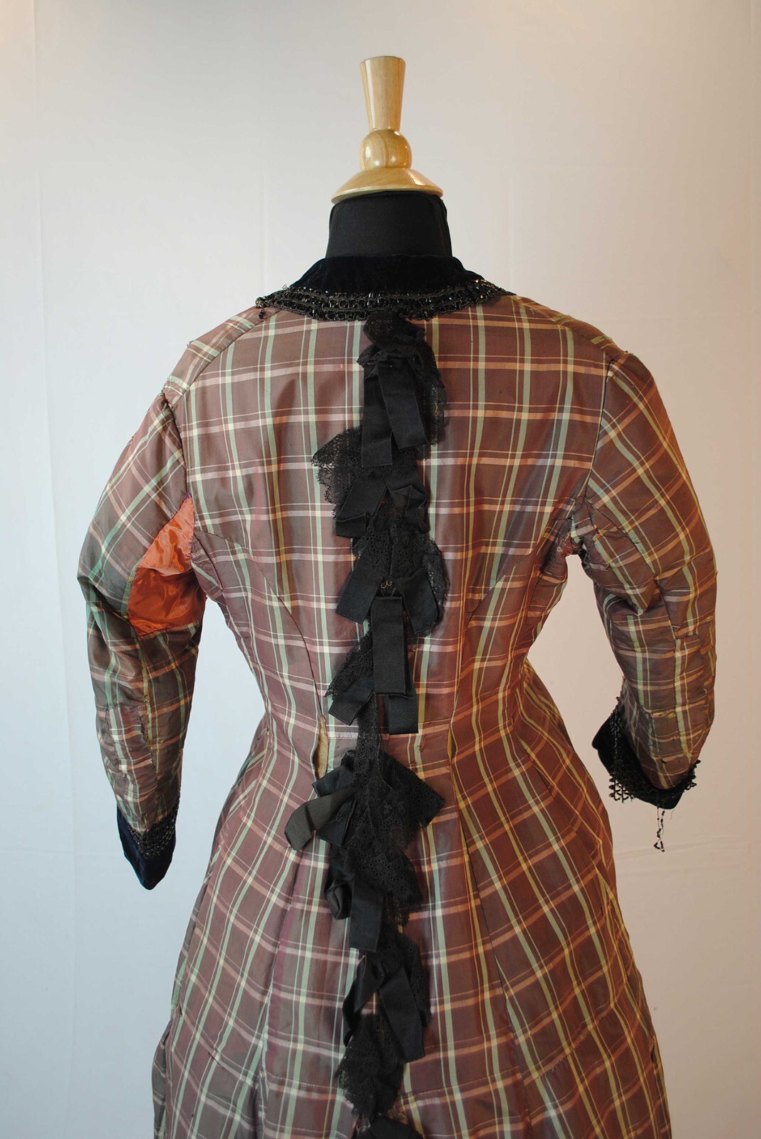 1850 CHECKED PLAID SILK TAFFETA DAY DRESS, HOUSE DRESS