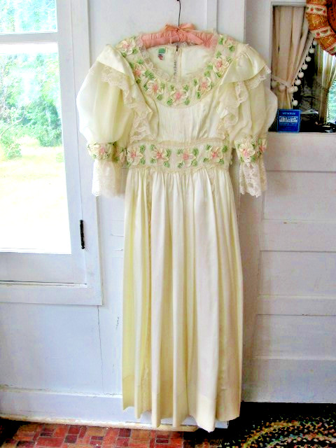 VTG 1980 2pc CREAM GLOSSY SATIN BALL GOWN/LACE-PINK RIBBON FLORAL-9-10-LACE HAT