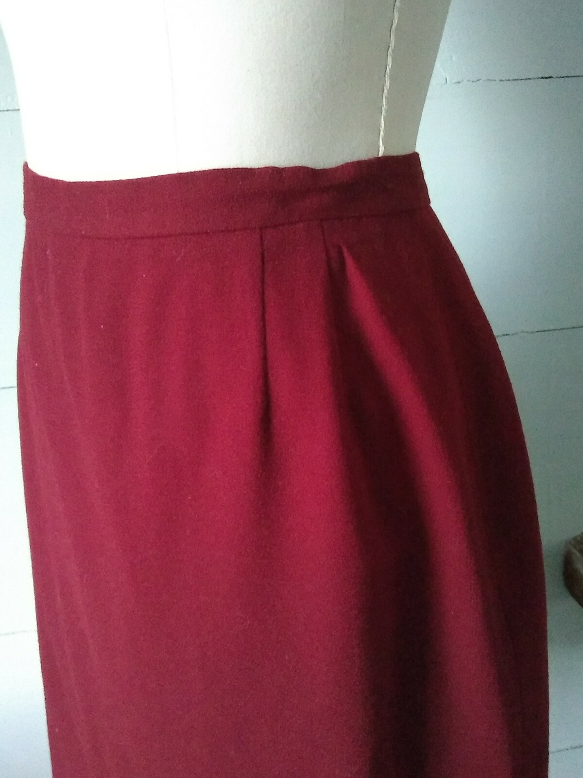 Liz Claiborne Vintage Wool Crepe Skirt Size 12 Red Back Zip and Slit 30″ Waist