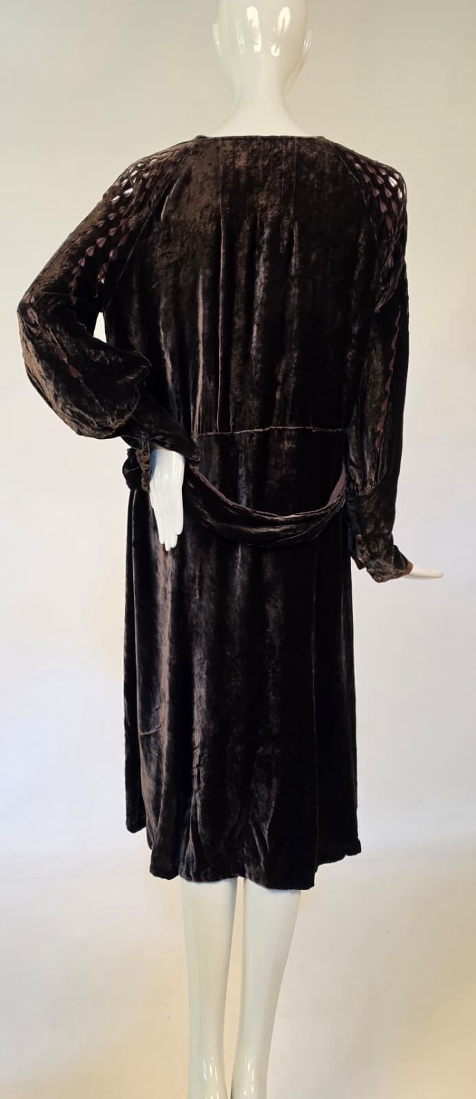 1930’S SILK VELVET DRESS W BLEEDING HEART VOIDED PATTERN SLEEVES
