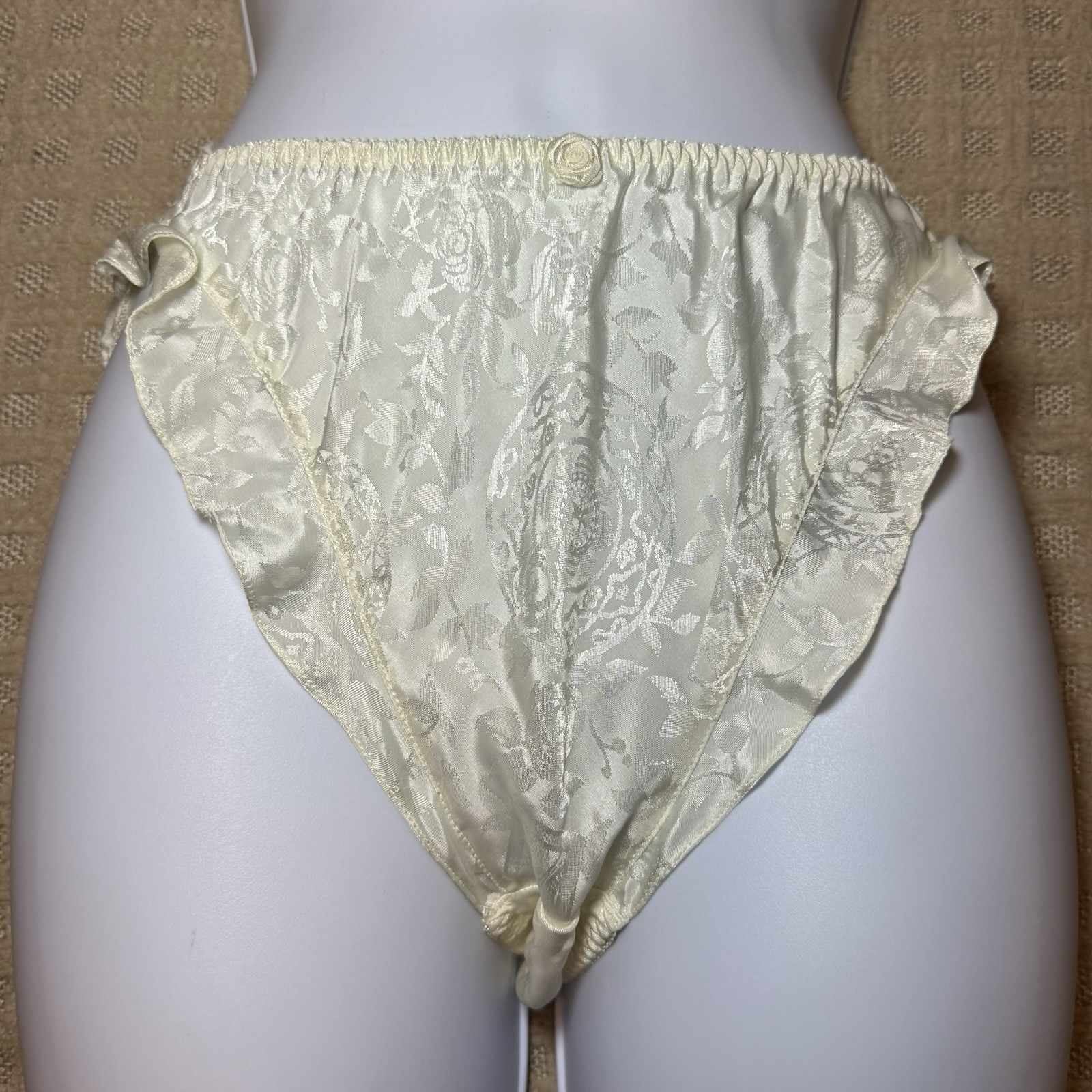 NWOT Victoria’s Secret VTG White Polyester Satin Ruffle Bikini Panties Panty S/5