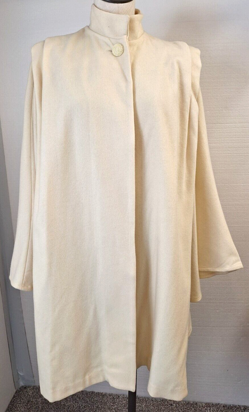 Woman’s Vintage Cream Colored Cape/Wrap/Poncho 100% Merino Wool