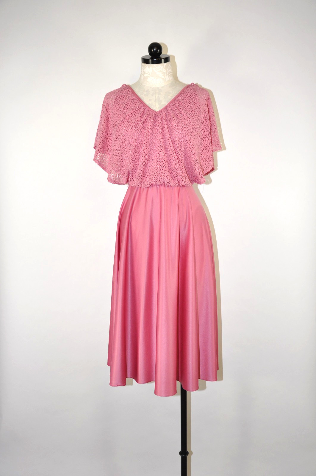 70s Vintage Pink Poly Jersey Eyelet Lace Draped Batwing Sleeve Boho Cape Dress S