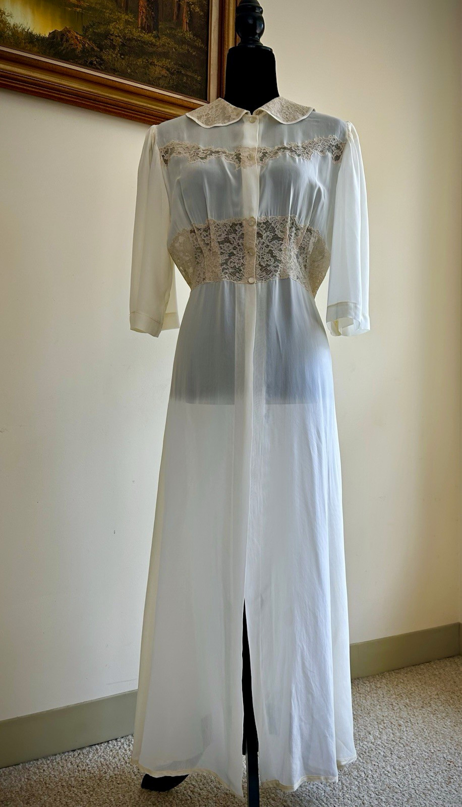 1940/50s Hollywood style dressing robe size M/L. Ivory rayon, beige cotton lace.