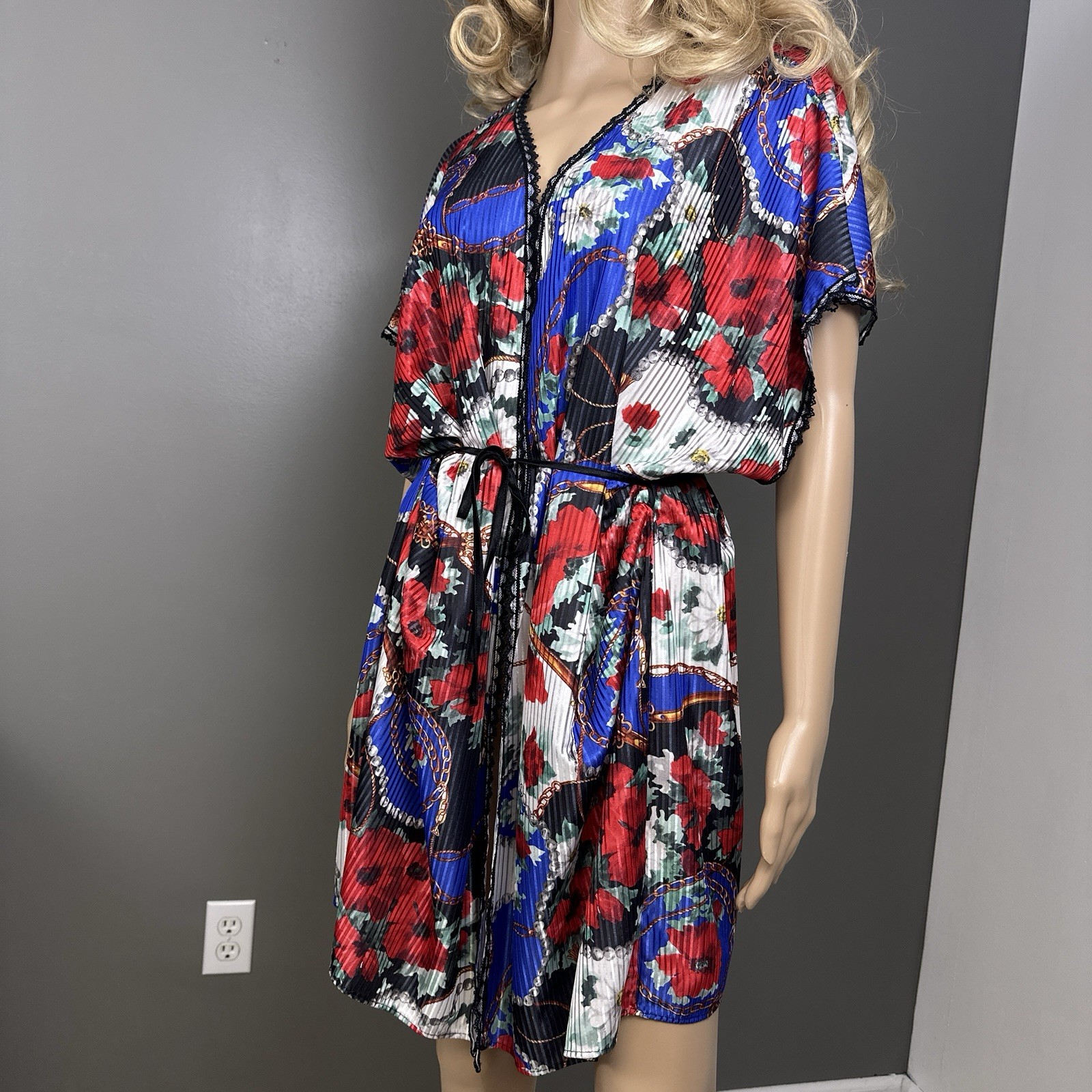 Vintage Lady Cameo Dallas Lingerie Robe Size Plus Stripes Chain Scarf Print Glam