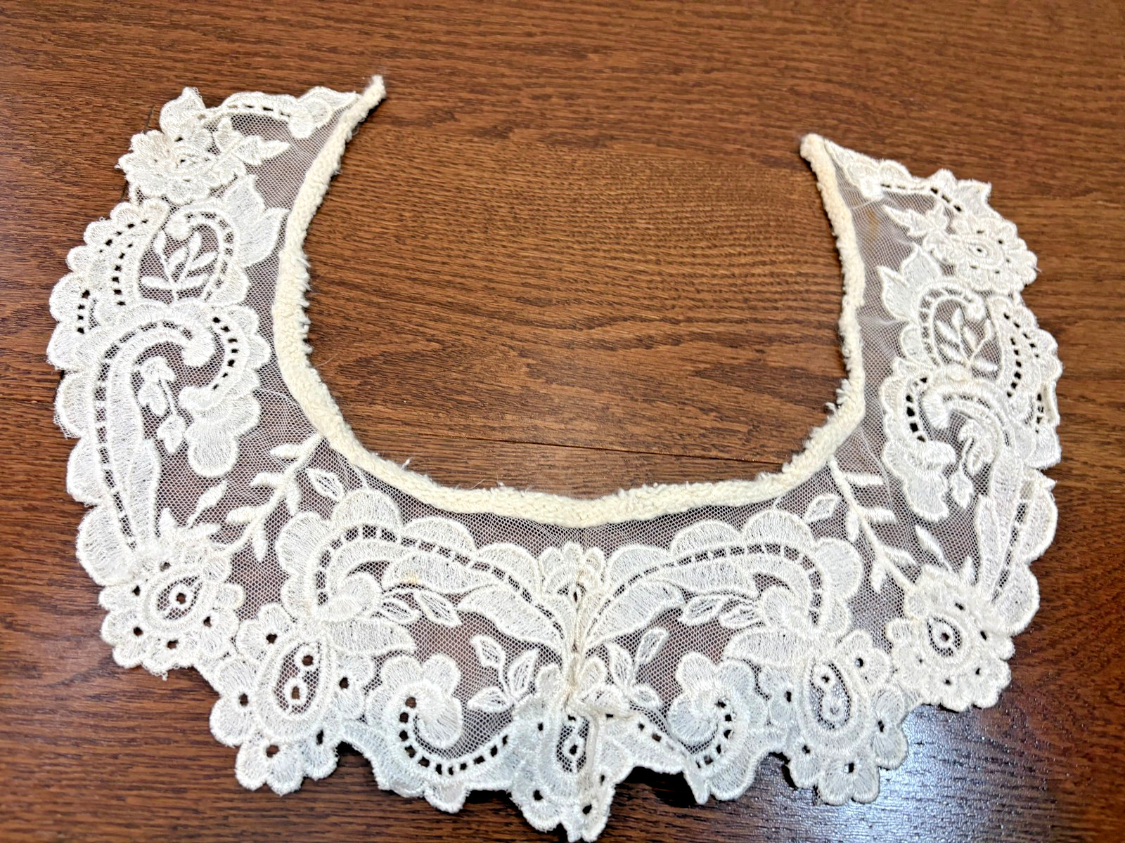 Antique 19th century Handmade Brussels Duchesse Lace Tiara Style Collar Unused