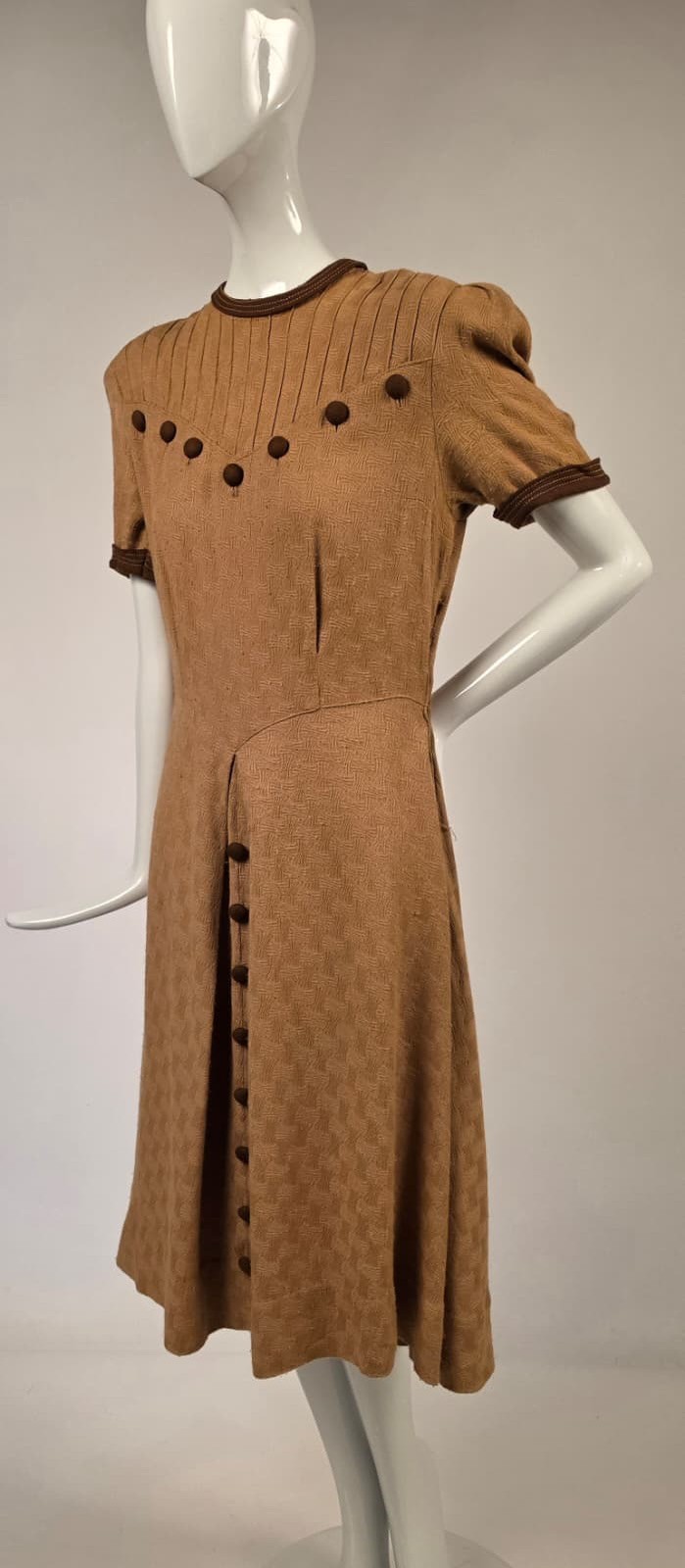 1930’S 2 TONE BROWN DRESS W BASKET WEAVE PATTERN + BUTTON DETAIL