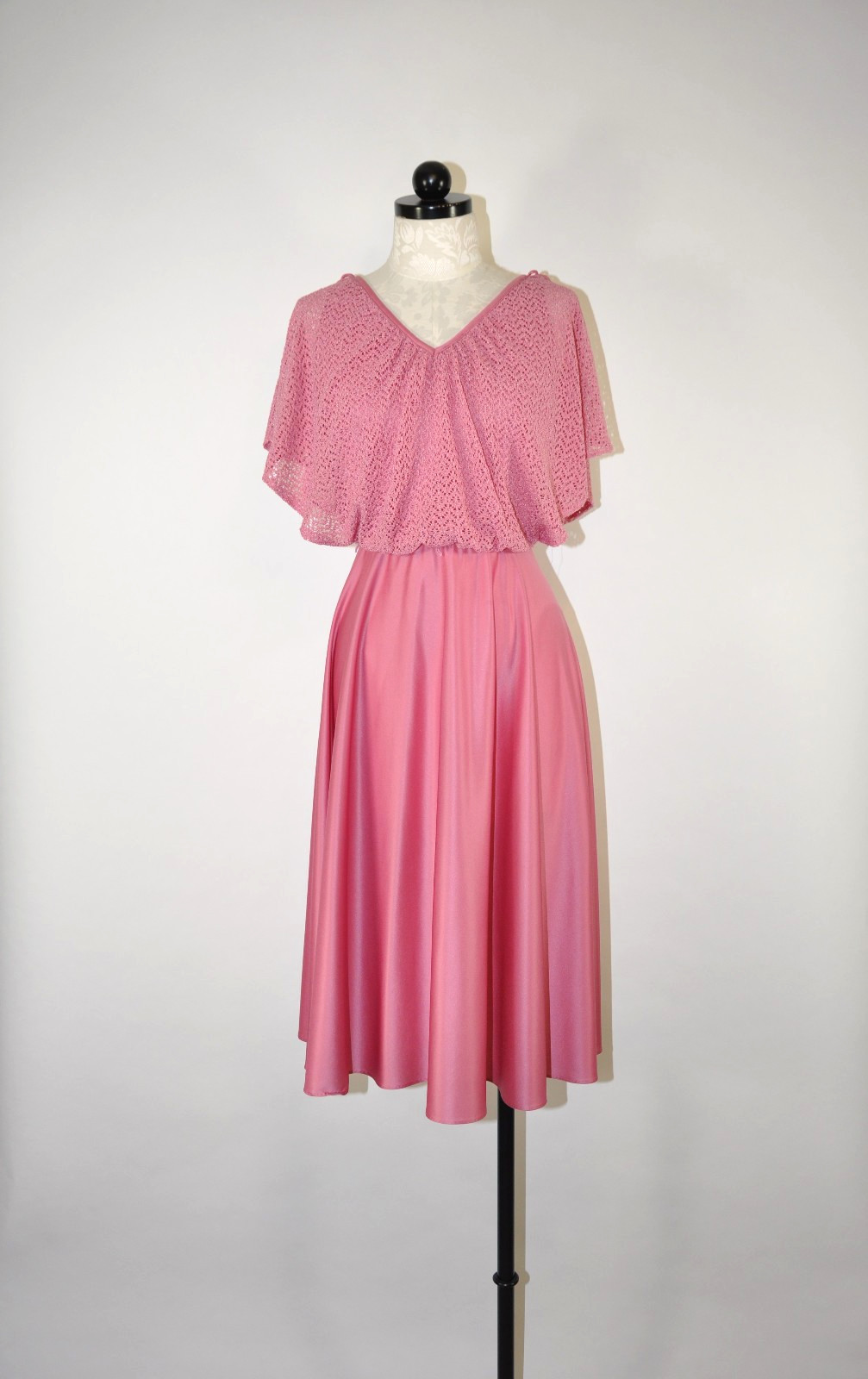 70s Vintage Pink Poly Jersey Eyelet Lace Draped Batwing Sleeve Boho Cape Dress S